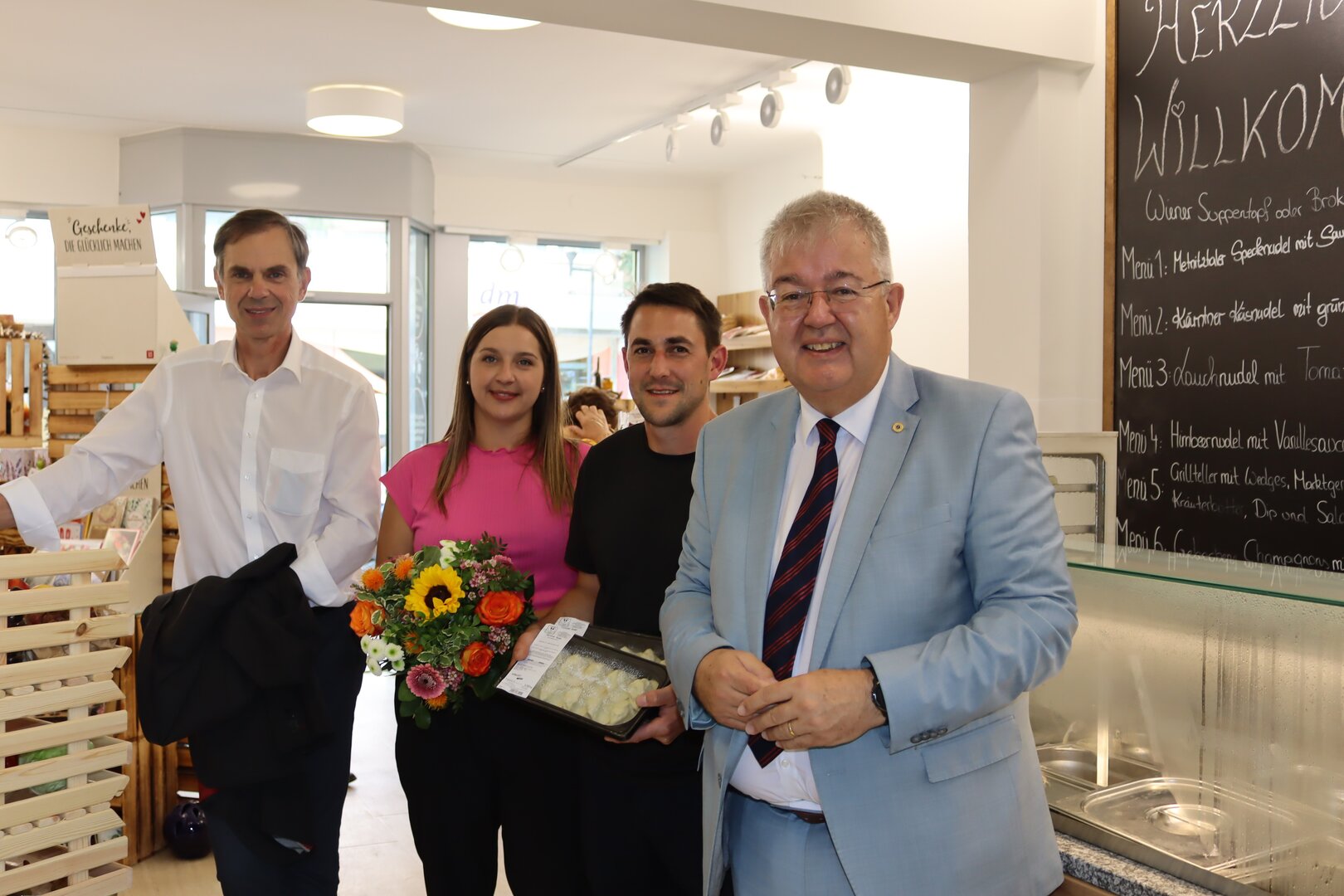Bürgermeister Walter Zemrosser und Stadtamtsleiter Hubert Madrian wünschen Christoph Eder und Natalie Bürger alles Gute und viel Erfolg (Foto: Stadtgemeinde Althofen) Eroeffnung_Leitgebs_Hofladen.jpg