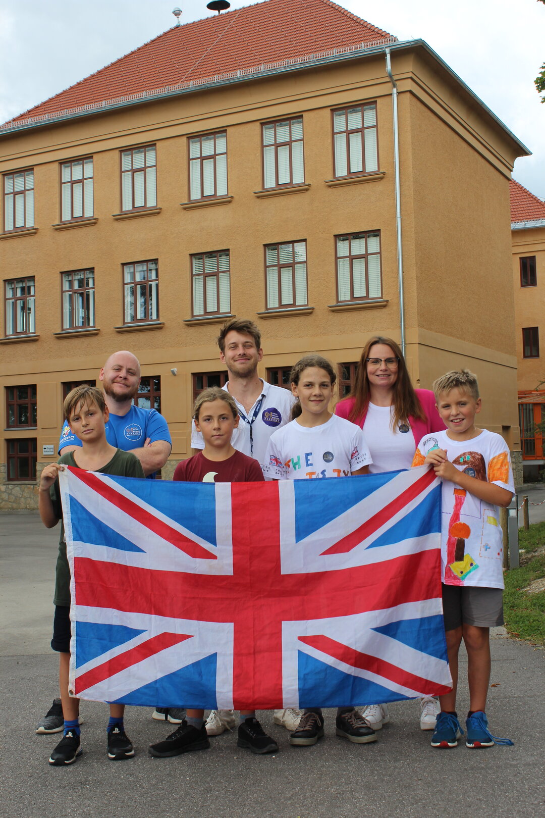 Die native Speaker Conor und Toby mit Corina Spendier mit Kindern (Foto: Stadtgemeinde Althofen)