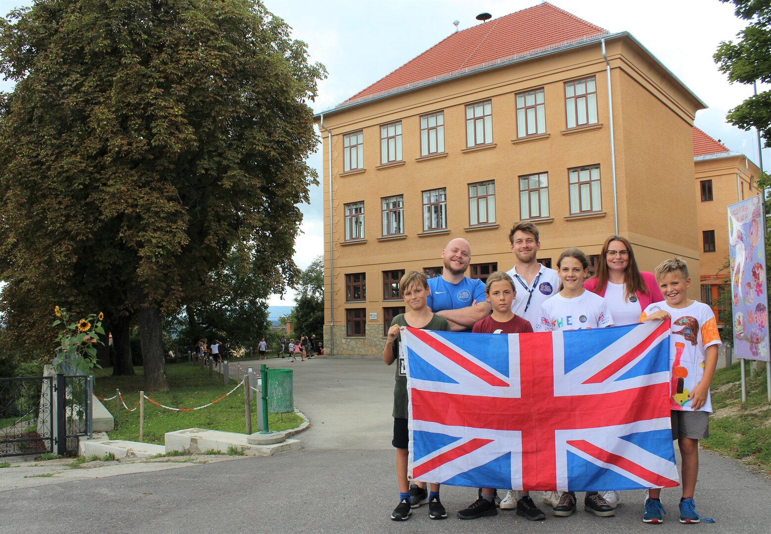 Die native Speaker Conor und Toby mit Corina Spendier mit Kindern (Foto: Stadtgemeinde Althofen) Die native Speaker Conor und Toby mit Corina Spendier mit Kindern (Foto: Stadtgemeinde Althofen)