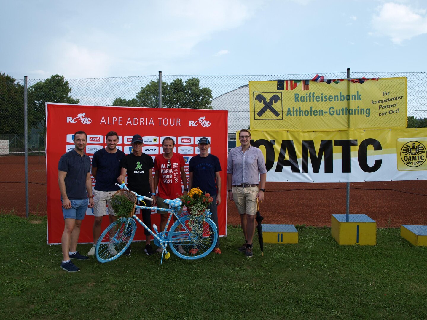 Vize-Bürgermeister Michael Baumgartner, Sport-Stadtrat Philipp Strutz, Wolfgang Forobosko, Radsportprofi Paco Wrolich, Radclub Althofen-Obmann Horst Kurmann und Markus Wenzl, Raiffeisenbank Althofen-Guttaring (Foto: Radclub ÖAMTC Raika Althofen)
Vize-Bürgermeister Michael Baumgartner, Sport-Stadtrat Philipp Strutz, Wolfgang Forobosko, Radsportprofi Paco Wrolich, Radclub Althofen-Obmann Horst Kurmann und Markus Wenzl, Raiffeisenbank Althofen-Guttaring (Foto: Radclub ÖAMTC Raika Althofen)