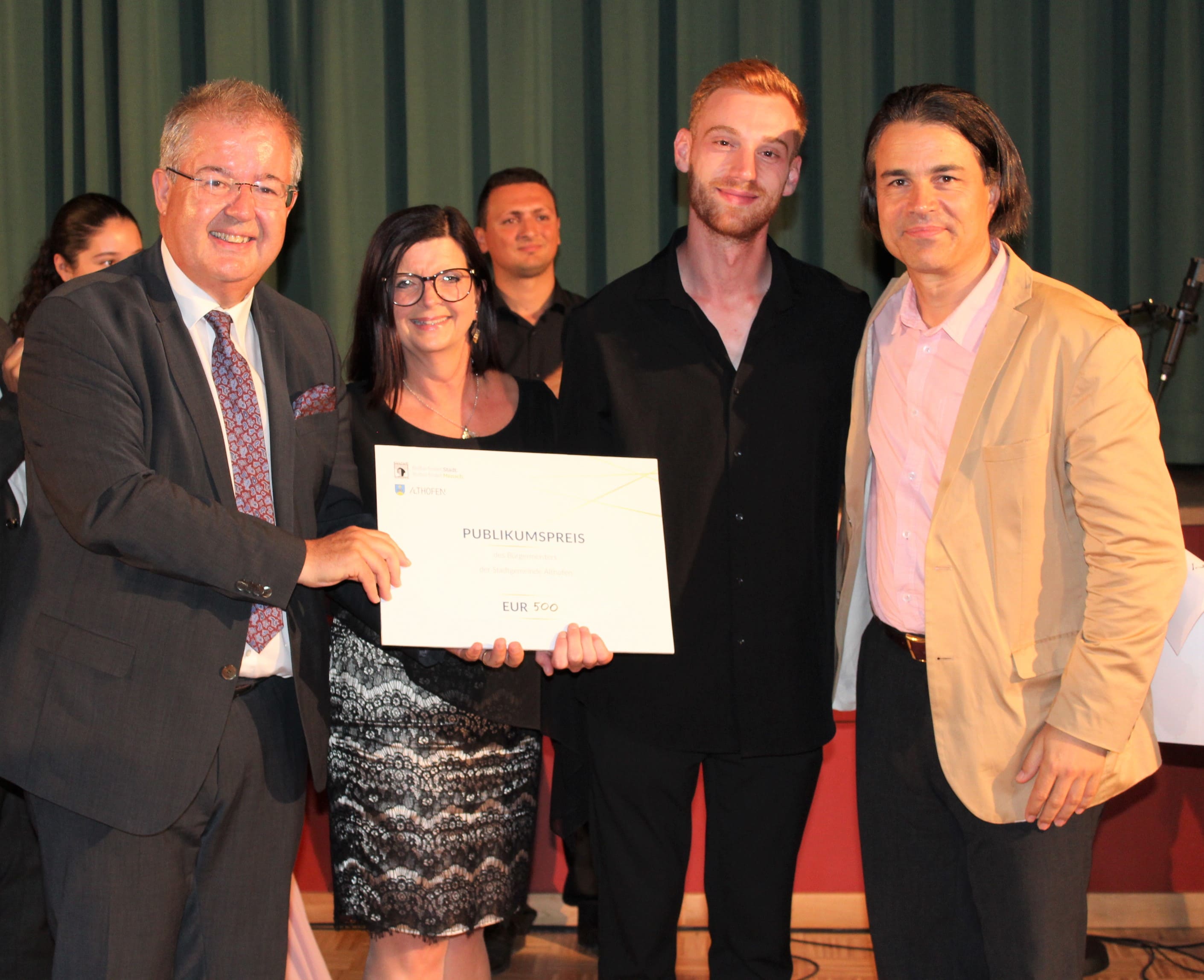 Bürgermeister Walter Zemrosser, Kulturstadträtin Doris Hofstätter, Rron Bakalli und Kultur-Koordinator Michael Wasserfaller (von links)