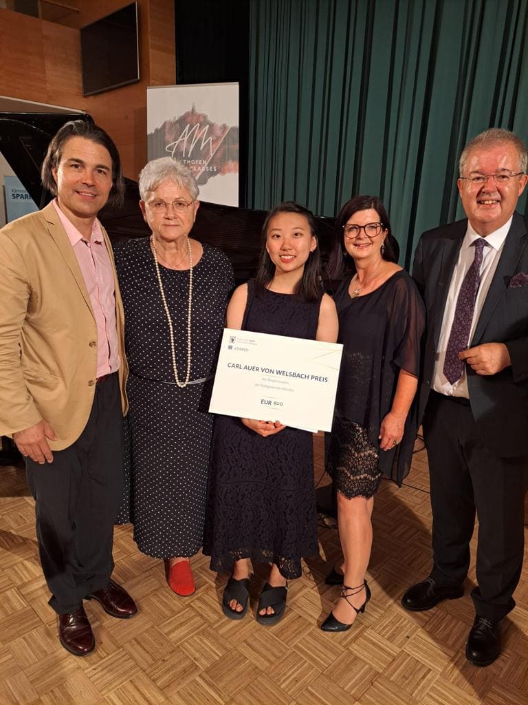 Kultur-Koordinator Michael Wasserfaller, Gertrud Auer-Welsbach, Jisu Son, Kulturstadträtin Doris Hofstätter und Bürgermeister Walter Zemrosser (von links)