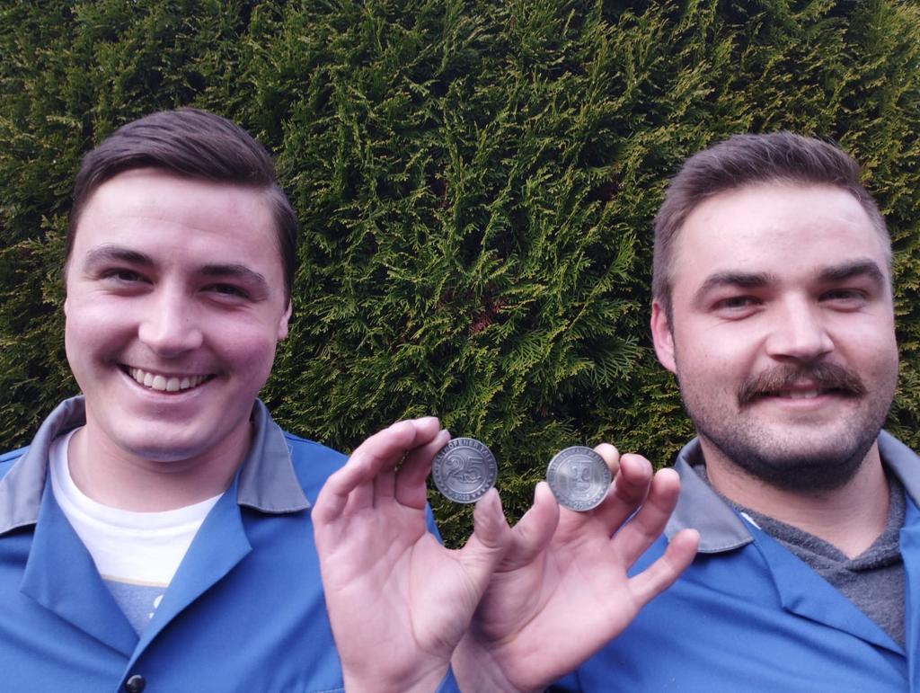 Thomas und Stefan Leikam produzierten in der Zinngießerei die Althofener Taler