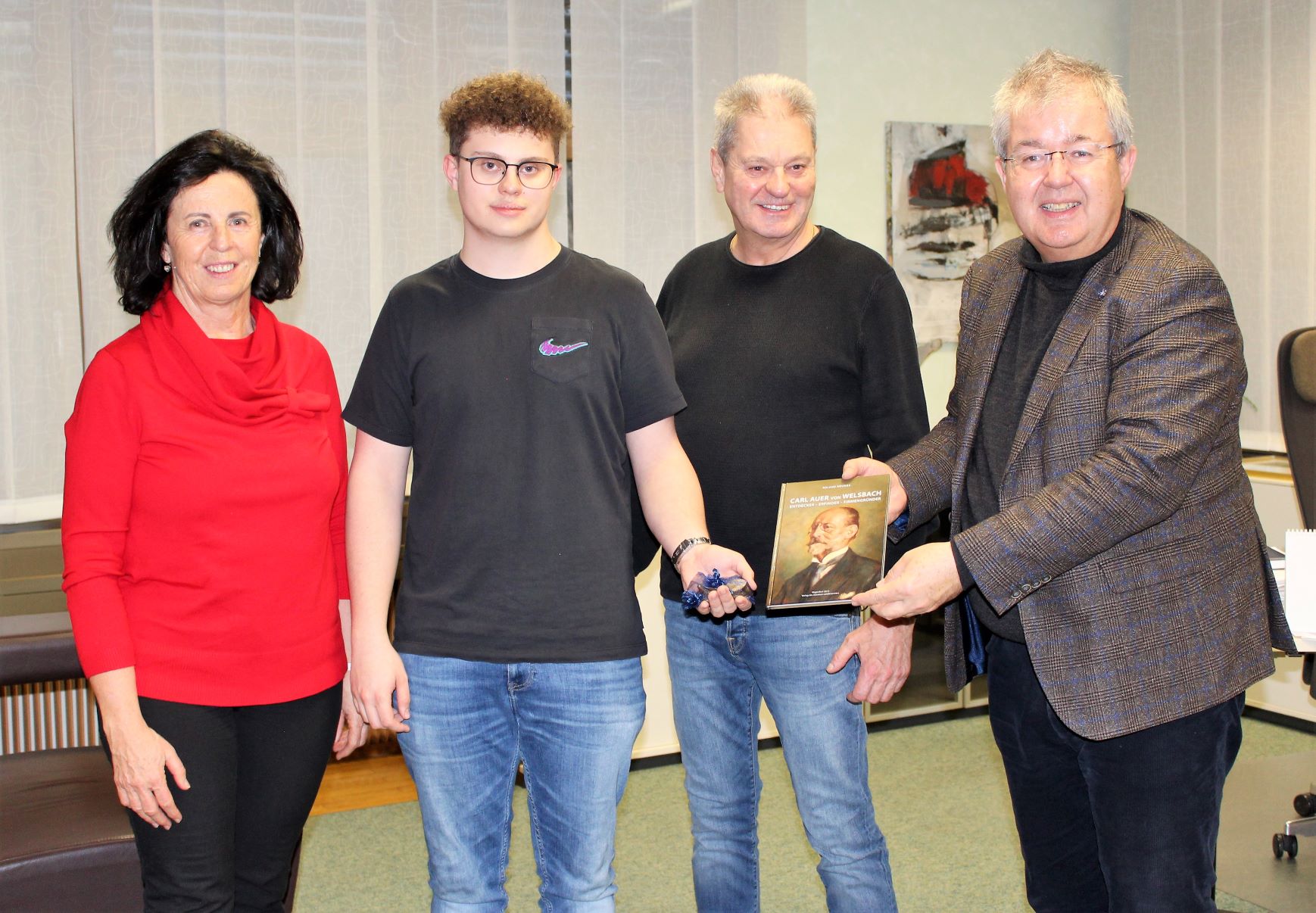 Lukas Unterhuber ist Vize-Staatsmeister ? Das freut nicht nur seien Eltern, sondern auch Bürgermeister Walter Zemrosser (Foto: Stadtgemeinde Althofen)