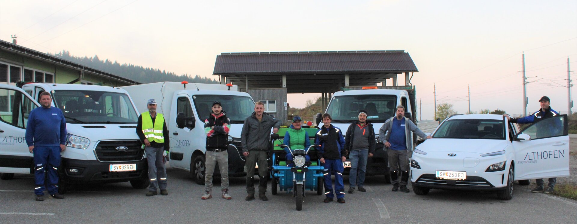 Die Mitarbeiterinen und Mitarbeiter mit den Fahrzeugen (Foto: Stadtgemeinde Althofen) Die Mitarbeiterinnen und Mitarbeiter mit den Fahrzeugen (Foto: Stadtgemeinde Althofen)