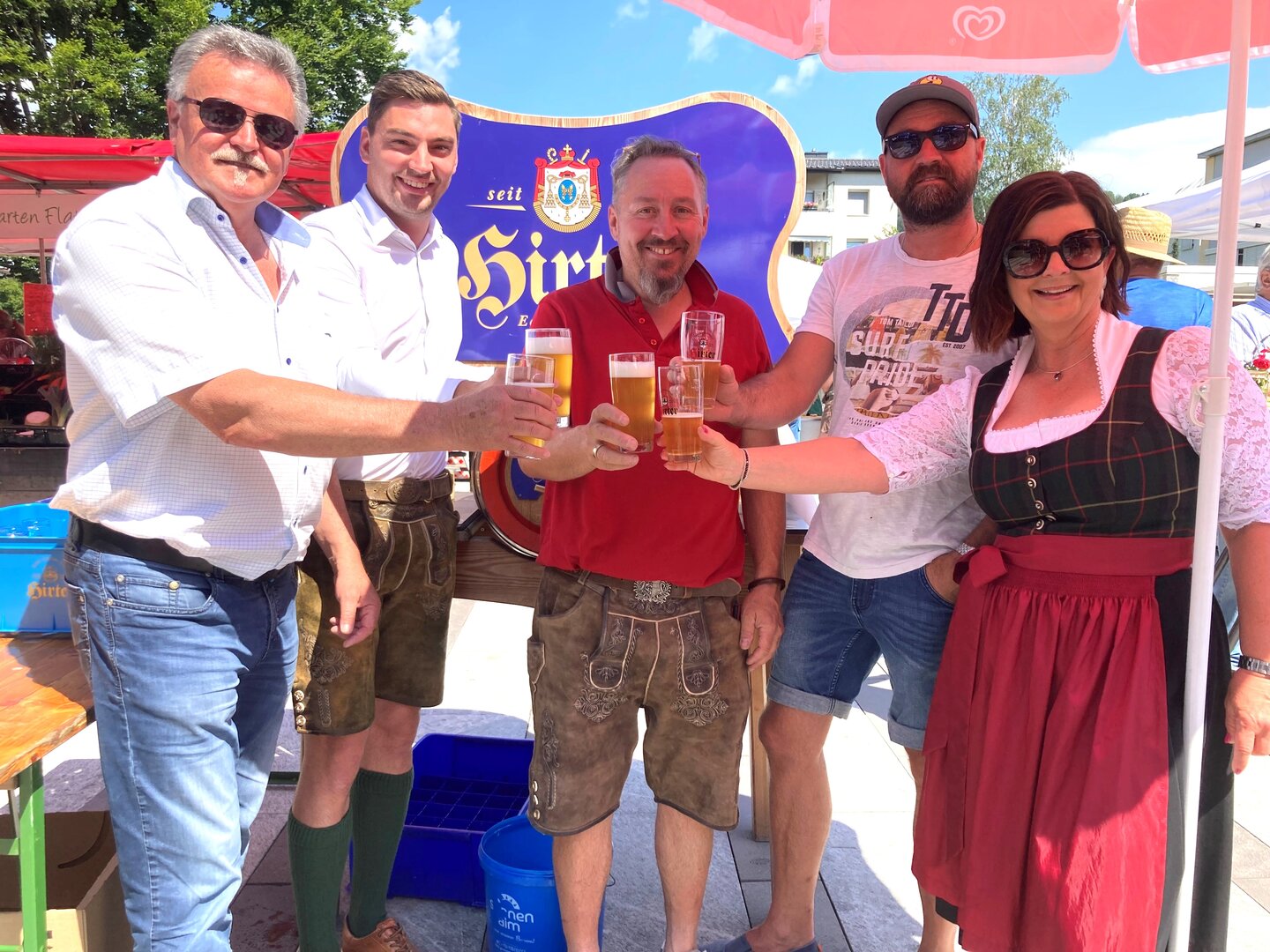 Bieranstich am Frühschoppen: Vize-Bürgermeisterin Doris Hofstätter, GR Patrick Kammersberger, Bauernmarkt-Obmann Hartmut Flatnitzer sowie die Stadträte Philipp Strutz und Klaus Trampitsch (von rechts) (Foto: Stadtgemeinde Althofen)