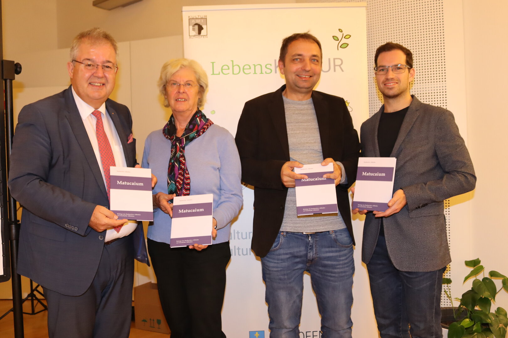 Bürgermeister Walter Zemrosser, Stadtarchiv-Obfrau Inge Lebl, Autor Günther Jannach sowie Buchverleger Ferdinand Ploder (von links) (Foto: Stadtgemeinde Althofen)