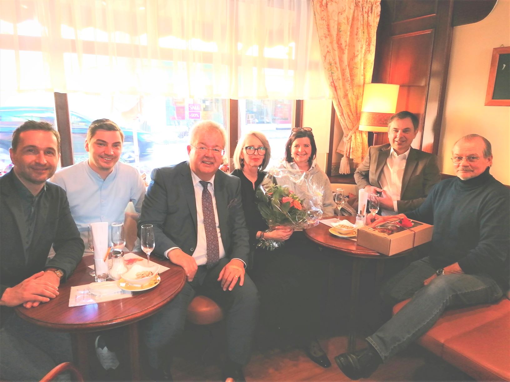 Vize-Bürgermeister Michael Baumgartner, Stadtrat Philipp Strutz, Bürgermeister Walter Zemrosser, Vize-Bürgermeisterin Doris Hofstätter und Amtsleiter Hubert Madrian wünschten Gabi und Heinz Walter alles Gute für den neuen Lebensabschnitt