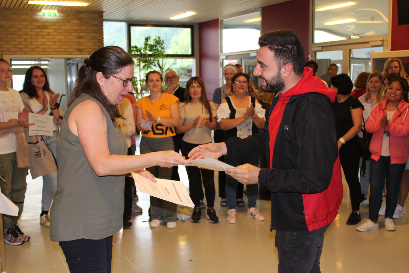 Die Pädagoginnen Anna Kerschhackl, Lisa Dermutz und Jana Haslinger (Bildmitte), Vize-Bürgermeisterin Doris Hofstätter (rechts), Gemeinderat Siegbert Schönfelder, Schulleiter Hannes Scherzer und Bildungs-Ausschuss-Obfrau Anna Ragoßnig (links) mit den Kursteilnehmenden (Foto: Stadtgemeinde Althofen)