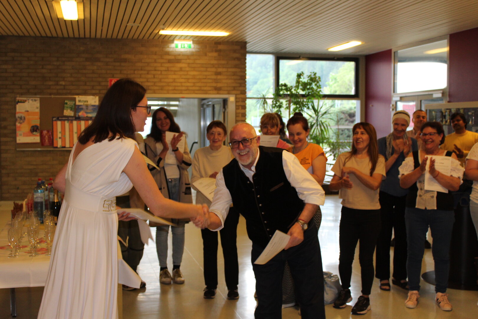 Die Pädagoginnen Anna Kerschhackl, Lisa Dermutz und Jana Haslinger (Bildmitte), Vize-Bürgermeisterin Doris Hofstätter (rechts), Gemeinderat Siegbert Schönfelder, Schulleiter Hannes Scherzer und Bildungs-Ausschuss-Obfrau Anna Ragoßnig (links) mit den Kursteilnehmenden (Foto: Stadtgemeinde Althofen)