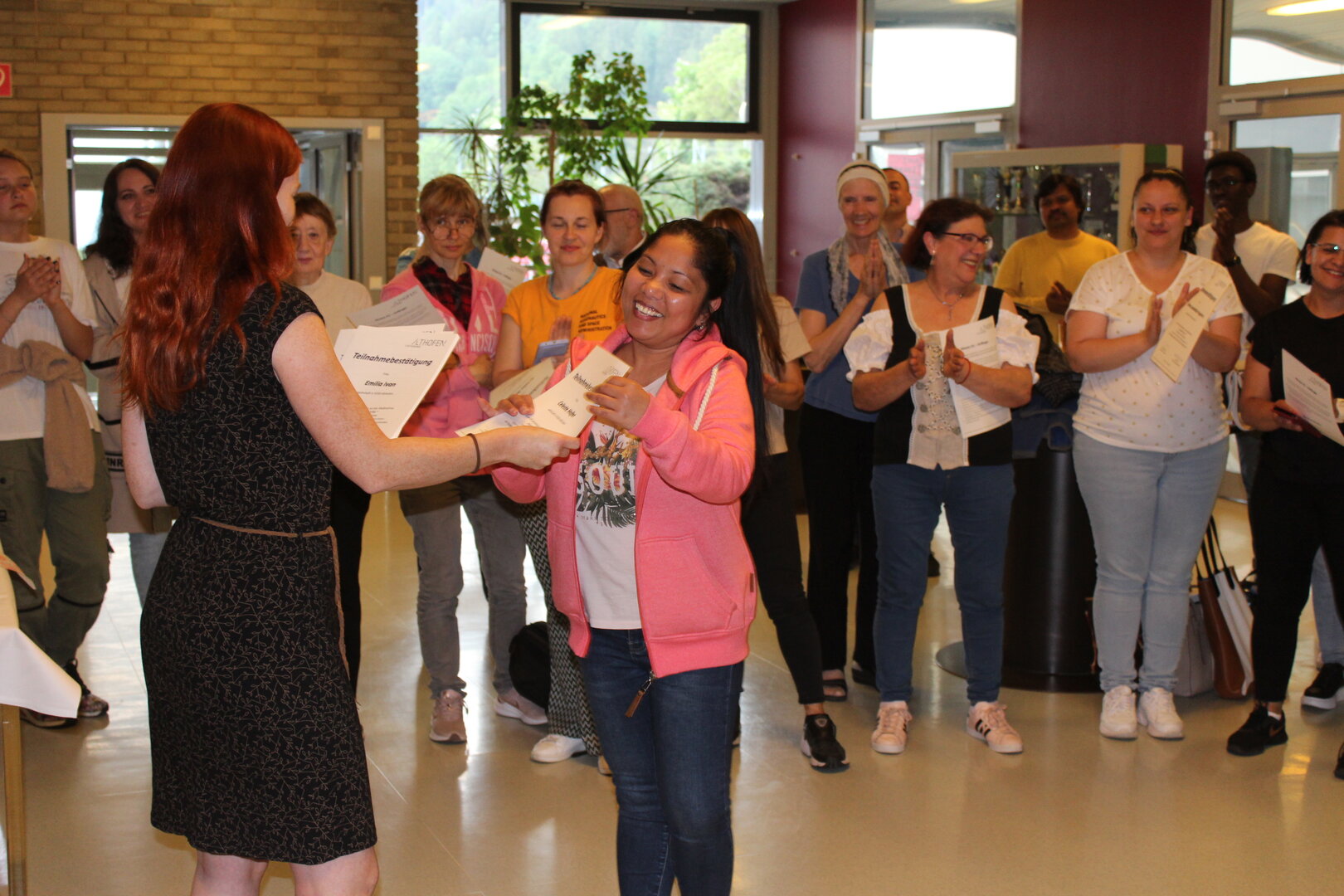 Die Pädagoginnen Anna Kerschhackl, Lisa Dermutz und Jana Haslinger (Bildmitte), Vize-Bürgermeisterin Doris Hofstätter (rechts), Gemeinderat Siegbert Schönfelder, Schulleiter Hannes Scherzer und Bildungs-Ausschuss-Obfrau Anna Ragoßnig (links) mit den Kursteilnehmenden (Foto: Stadtgemeinde Althofen)