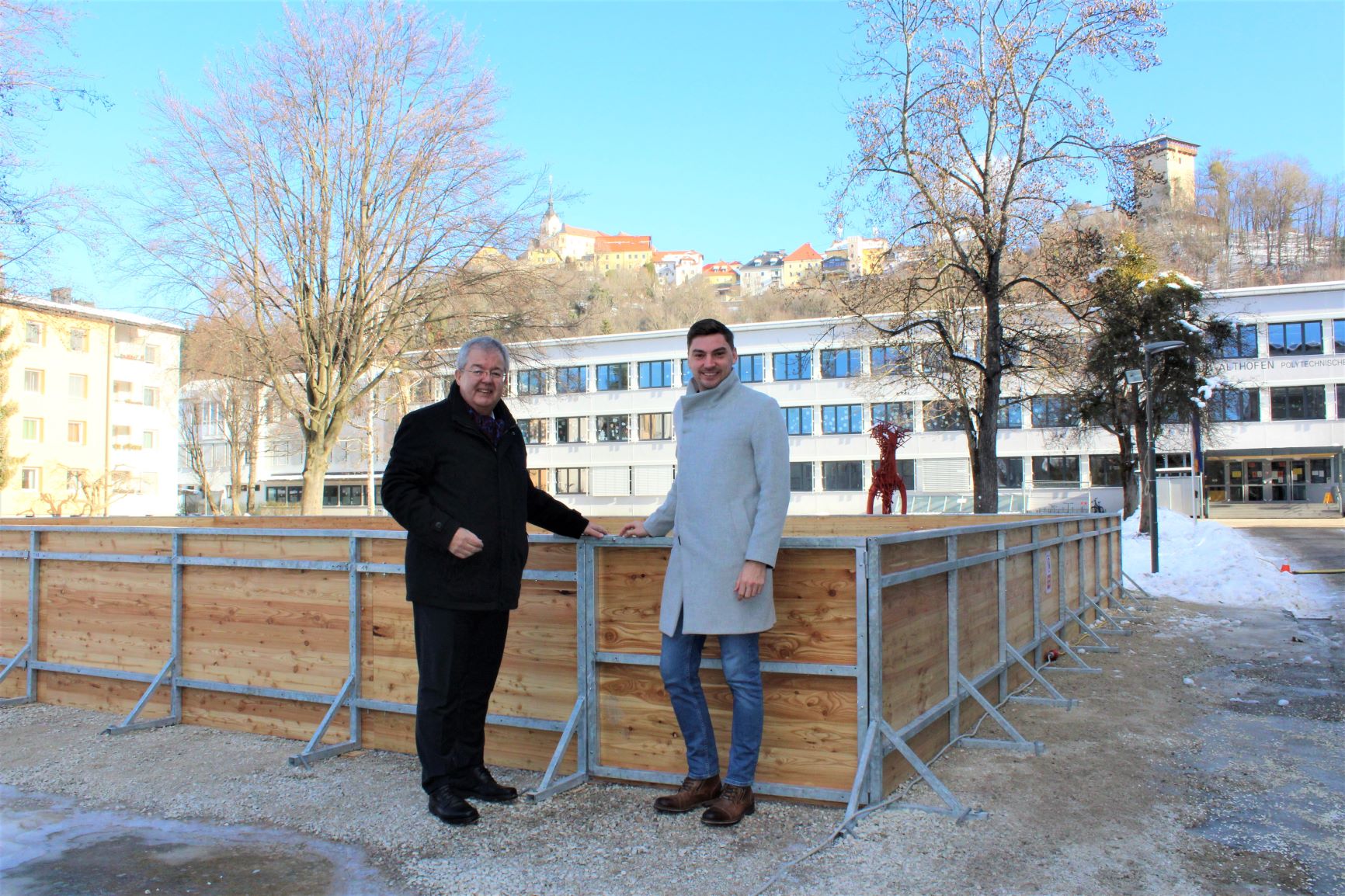 Bürgermeister Walter Zemrosser und Sport-Stadtrat Philipp Strutz freuen sich über den neuen Eislaufplatz im Park vor der Mittelschule (Foto: Stadtgemeinde Althofen)