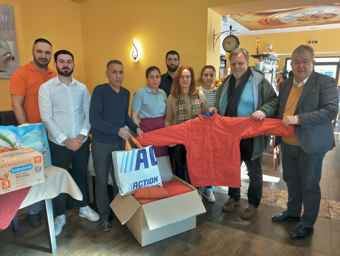 Am Bild: Lions Club Althofen Hemmaland Präsidentin Ingrid Galli, Vizepräsident Erich Kejzar und Bürgermeister Walter Zemrosser mit der Althofener Familie Akbulut in der Pizzeria El Camino, die als Sammelstelle dient (Foto: Stadtgemeinde Althofen)