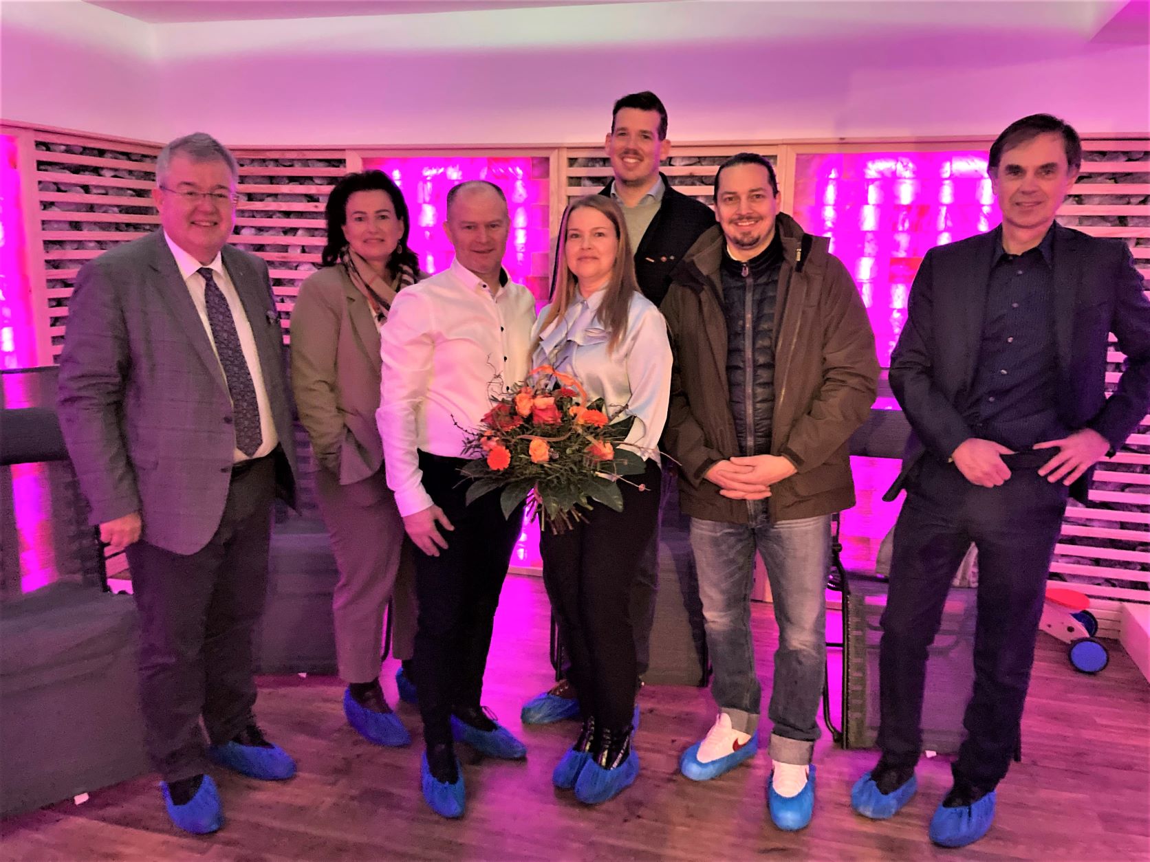 Bürgermeister Walter Zemrosser, Doris Weiß, Junge Wirtschaft (JW) St. Veit-Bezirksgeschäftsführerin, Dumitru Cristian Popa und Andrea Popa, Florian Dreyer von der JW St. Veit, Wirtschaftskammer St. Veit-Obmann Walter Sabitzer und Stadtamtsleiter Hubert Madrian (von links) (Foto: Stadtgemeinde Althofen)