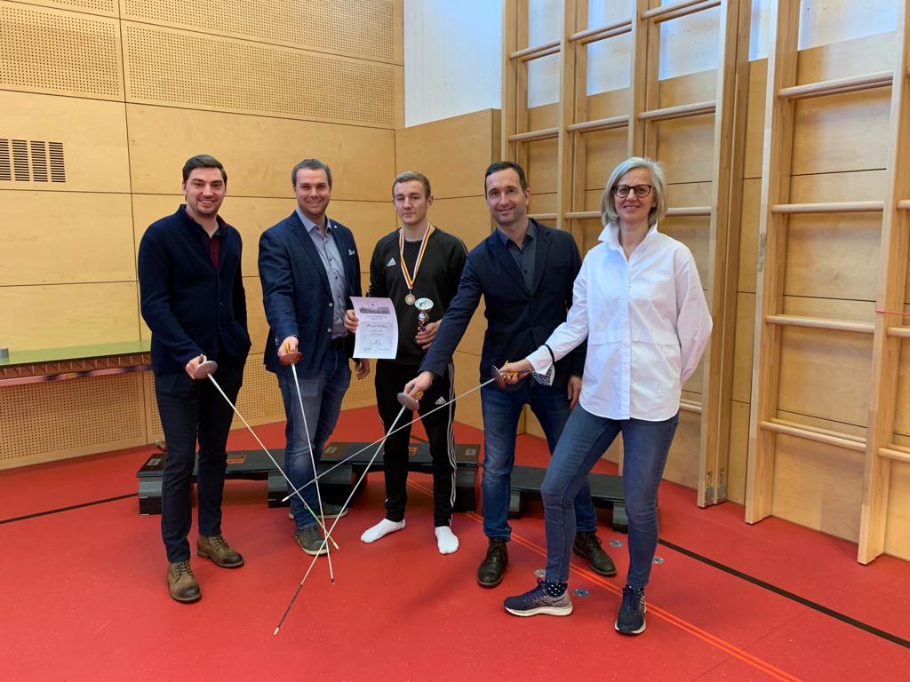 Sport-Stadtrat Philipp Strutz, Sebastian Janschitz, Präsident des Kärntner Landesfechtverbandes und Althofener Gemeinderat, Fechter Marwin Kohlweg, Vize-Bürgermeister Michael Baumgartner und Elisabeth Pankratz, Obfrau des FCT (von links) Sport-Stadtrat Philipp Strutz, Sebastian Janschitz, Präsident des Kärntner Landesfechtverbandes und Althofener Gemeinderat, Fechter Marwin Kohlweg, Vize-Bürgermeister Michael Baumgartner und Elisabeth Pankratz, Obfrau des FCT (von links) beim Auer von Welsbach-Cup 2021