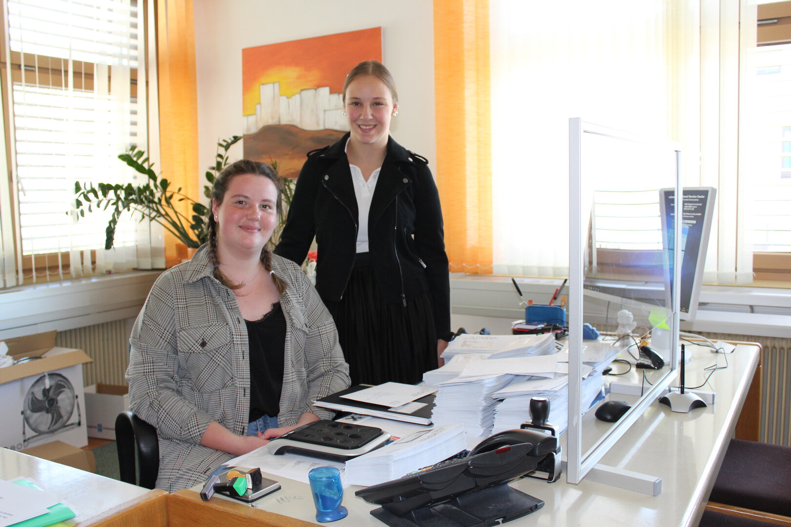 Laura und Chiara (von links) verstärken das Team im Rathaus (Foto: Stadtgemeinde Althofen)