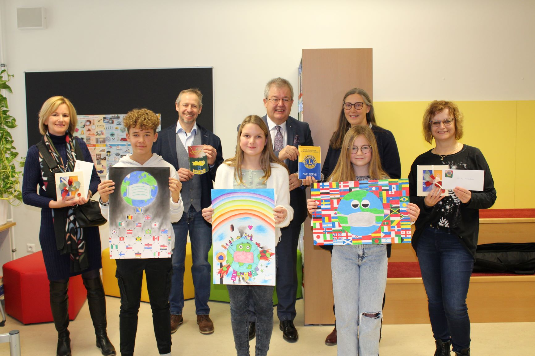 Pädagogin Birgit Velik, Lions Althofen-Hemmaland-Präsident Helmut Wachernig, Bürgermeister Walter Zemrosser, Schulleiterin Susanne Egger und Klassenvorständin Edda Gruber mit Fabian Jabornig, Emilia Hainig und Lilly Slapnig (Foto: Stadtgemeinde Althofen)