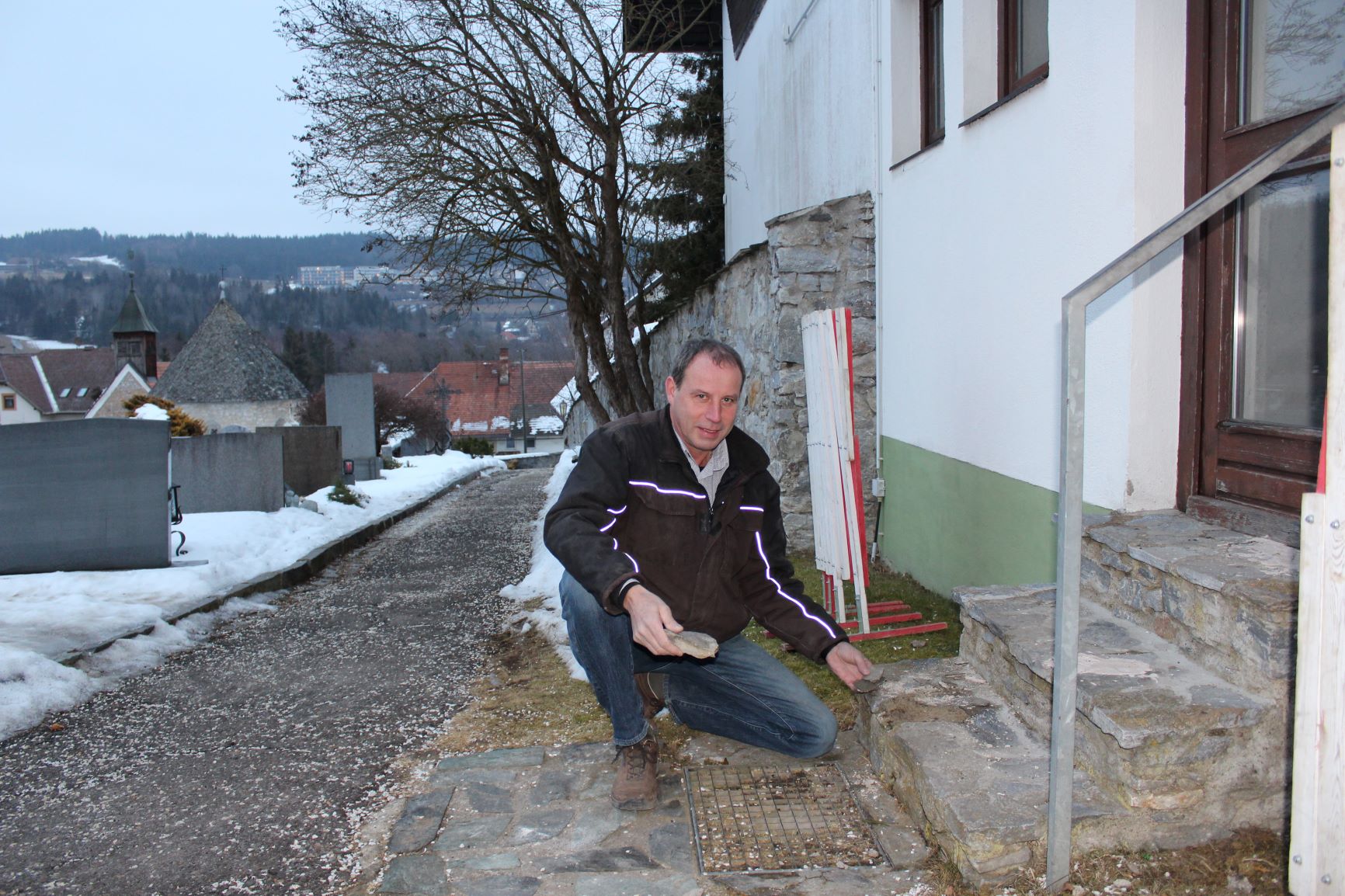 Norbert Olschnegger inspiziert die sanierungsbedürftigen Stufen (Foto: Stadtgemeinde Althofen) Norbert Olschnegger inspiziert die sanierungsbedürftigen Stufen (Foto: Stadtgemeinde Althofen)