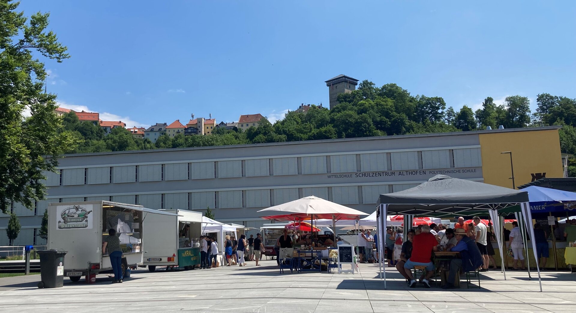 Bieranstich am Frühschoppen: Vize-Bürgermeisterin Doris Hofstätter, GR Patrick Kammersberger, Bauernmarkt-Obmann Hartmut Flatnitzer sowie die Stadträte Philipp Strutz und Klaus Trampitsch (von rechts) (Foto: Stadtgemeinde Althofen) Bieranstich am Frühschoppen: Vize-Bürgermeisterin Doris Hofstätter, GR Patrick Kammersberger, Bauernmarkt-Obmann Hartmut Flatnitzer sowie die Stadträte Philipp Strutz und Klaus Trampitsch (von rechts) (Foto: Stadtgemeinde Althofen)