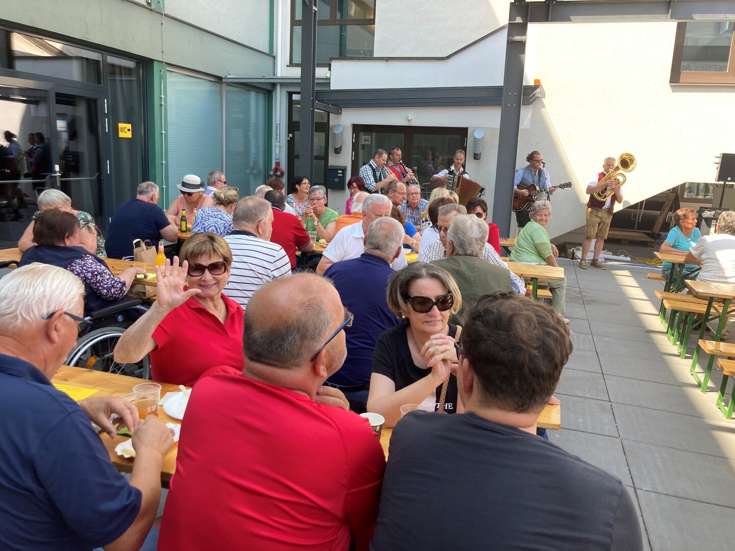Bieranstich am Frühschoppen: Vize-Bürgermeisterin Doris Hofstätter, GR Patrick Kammersberger, Bauernmarkt-Obmann Hartmut Flatnitzer sowie die Stadträte Philipp Strutz und Klaus Trampitsch (von rechts) (Foto: Stadtgemeinde Althofen) Bieranstich am Frühschoppen: Vize-Bürgermeisterin Doris Hofstätter, GR Patrick Kammersberger, Bauernmarkt-Obmann Hartmut Flatnitzer sowie die Stadträte Philipp Strutz und Klaus Trampitsch (von rechts) (Foto: Stadtgemeinde Althofen)