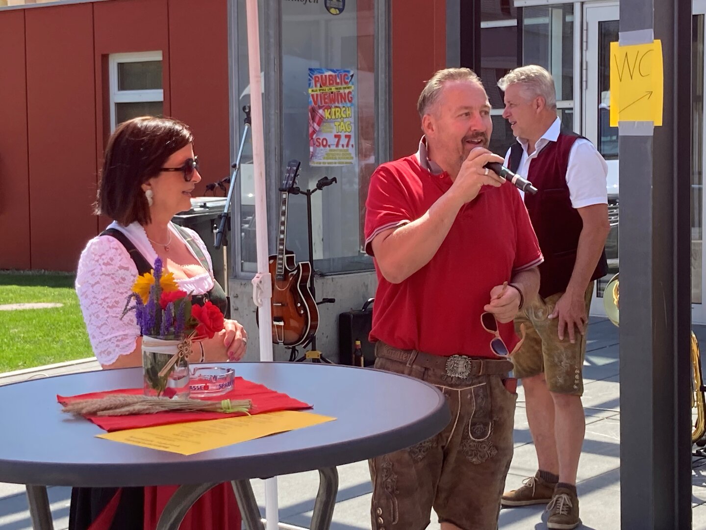 Bieranstich am Frühschoppen: Vize-Bürgermeisterin Doris Hofstätter, GR Patrick Kammersberger, Bauernmarkt-Obmann Hartmut Flatnitzer sowie die Stadträte Philipp Strutz und Klaus Trampitsch (von rechts) (Foto: Stadtgemeinde Althofen) Bieranstich am Frühschoppen: Vize-Bürgermeisterin Doris Hofstätter, GR Patrick Kammersberger, Bauernmarkt-Obmann Hartmut Flatnitzer sowie die Stadträte Philipp Strutz und Klaus Trampitsch (von rechts) (Foto: Stadtgemeinde Althofen)