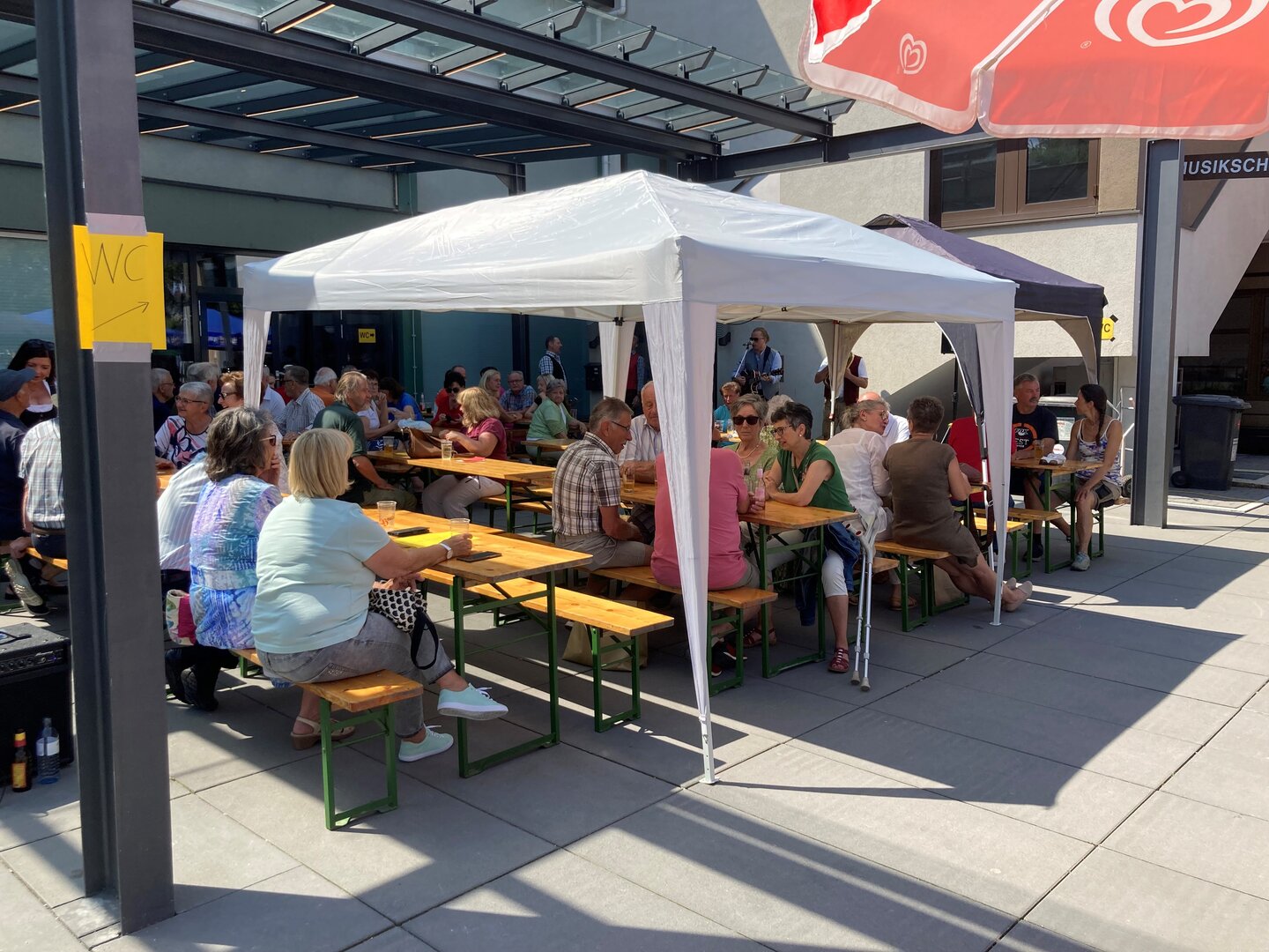 Bieranstich am Frühschoppen: Vize-Bürgermeisterin Doris Hofstätter, GR Patrick Kammersberger, Bauernmarkt-Obmann Hartmut Flatnitzer sowie die Stadträte Philipp Strutz und Klaus Trampitsch (von rechts) (Foto: Stadtgemeinde Althofen) Bieranstich am Frühschoppen: Vize-Bürgermeisterin Doris Hofstätter, GR Patrick Kammersberger, Bauernmarkt-Obmann Hartmut Flatnitzer sowie die Stadträte Philipp Strutz und Klaus Trampitsch (von rechts) (Foto: Stadtgemeinde Althofen)