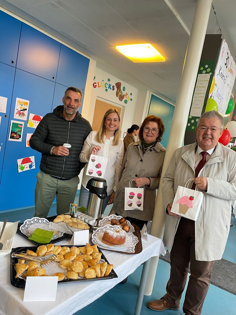 Begeistert vom Frühstück: Gemeinderat Gernold Kloiber, Jacqueline Sacherer-Nagele und Bürgermeister Walter Zemrosser mit Gattin Ingrid