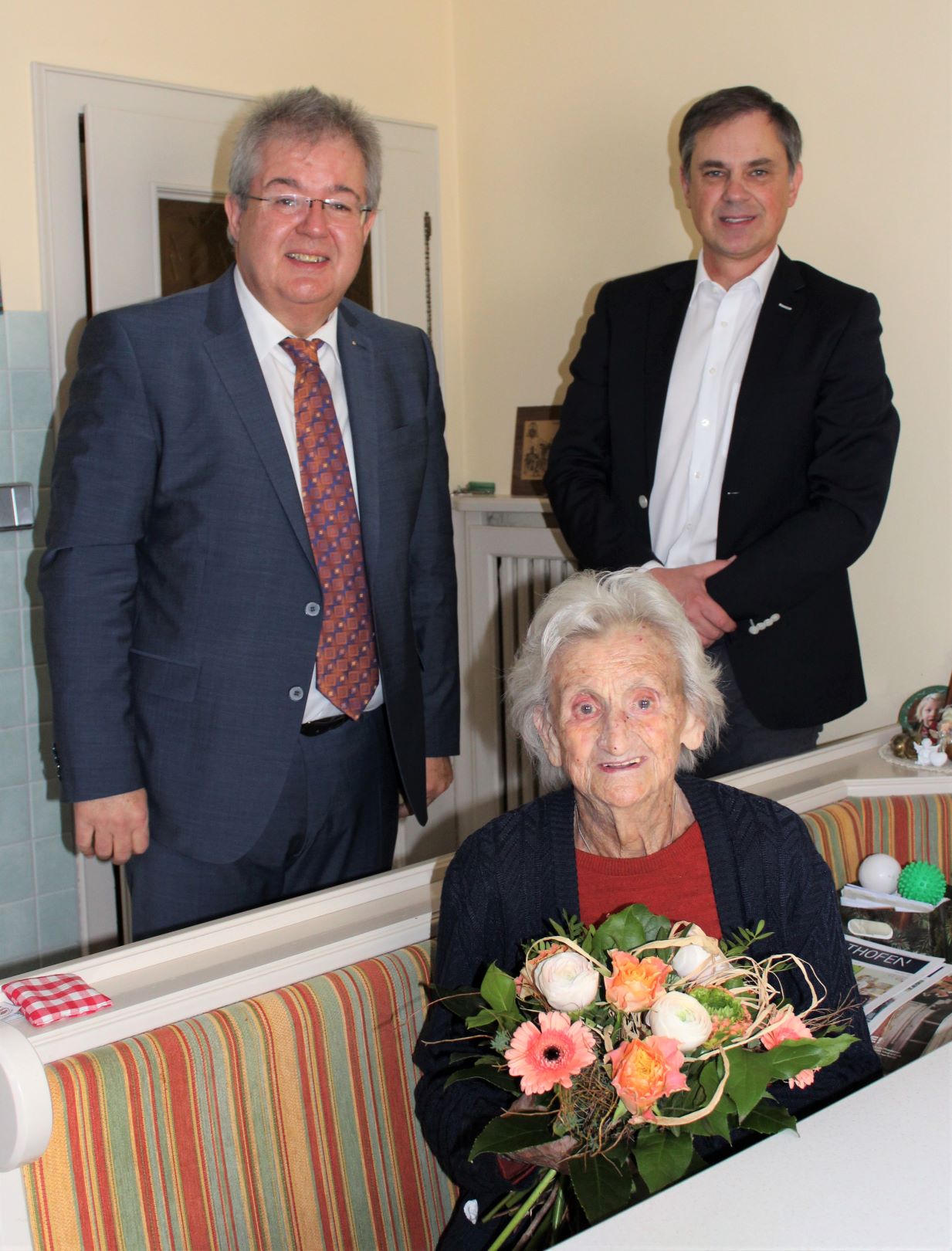 Bürgermeister Walter Zemrosser und Amtsleiter Hubert Madrian gratulierten Charlotte Schurz (Foto: Stadtgemeinde Althofen) Bürgermeister Walter Zemrosser und Amtsleiter Hubert Madrian gratulierten Charlotte Schurz (Foto: Stadtgemeinde Althofen)