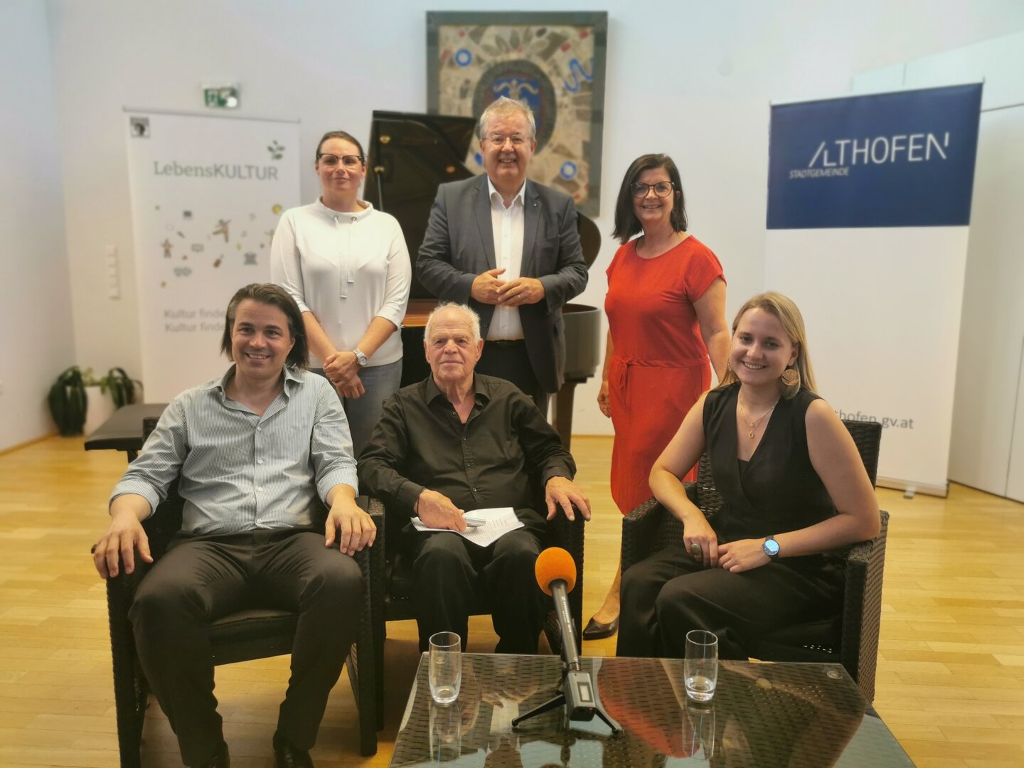 Gemeinderätin Corina Spendier, Bürgermeister Walter Zemrosser, Vize-Bürgermeisterin Doris Hofstätter (links hinten), Kultur-Koordinator Michael Wasserfaller, Herbert Guttenbrunner und Moderatorin Anna Ragoßnig (links vorne)