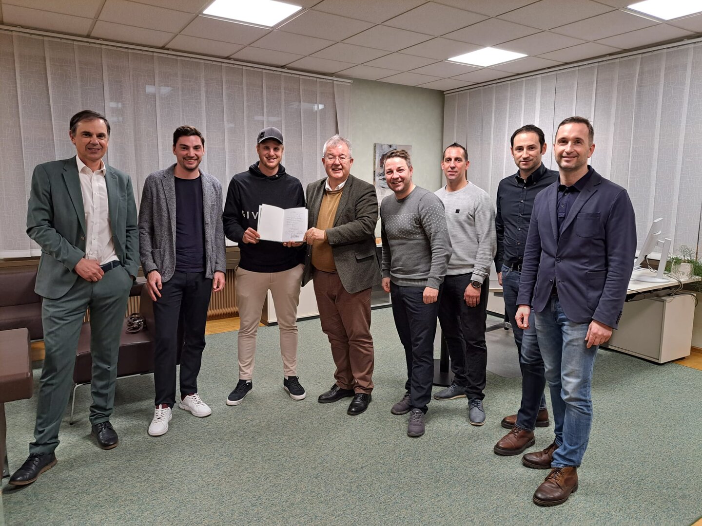 Stadtamtsleiter Hubert Madrian, StR Philipp Strutz, Martin "Hinti" Hinteregger, Bürgermeister Walter Zemrosser, SK-Obmann Christian Grimschitz mit Nachwuchsleiter Stefan Luschin und Finanzreferent Mario Krumlacher, Vize-Bgm. Michael Baumgartner Stadtamtsleiter Hubert Madrian, StR Philipp Strutz, Martin "Hinti" Hinteregger, Bürgermeister Walter Zemrosser, SK-Obmann Christian Grimschitz mit Nachwuchsleiter Stefan Luschin und Finanzreferent Mario Krumlacher, Vize-Bgm. Michael Baumgartner