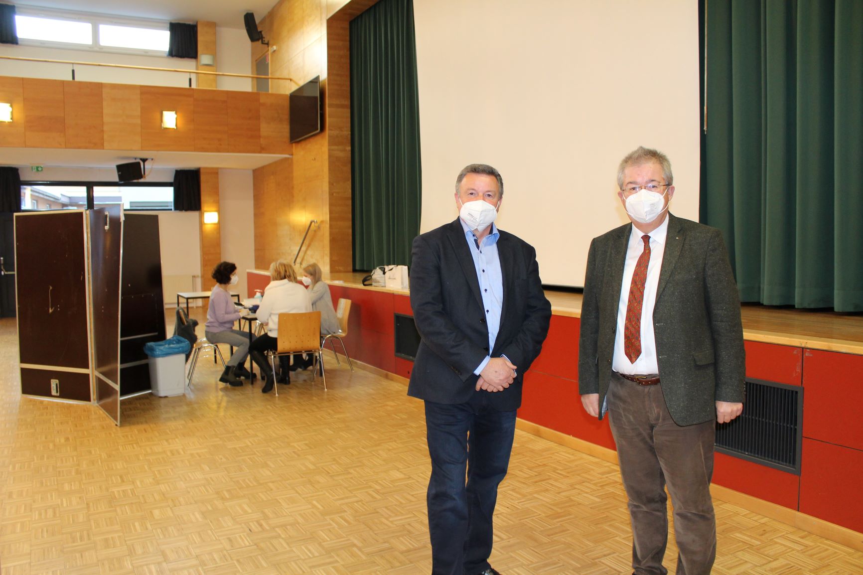 Bürgermeister Walter Zemrosser (rechts) und Gesundheitsstadtrat Klaus Trampitsch statteten der Impfstraße einen Besuch ab (Foto: Stadtgemeinde Althofen)