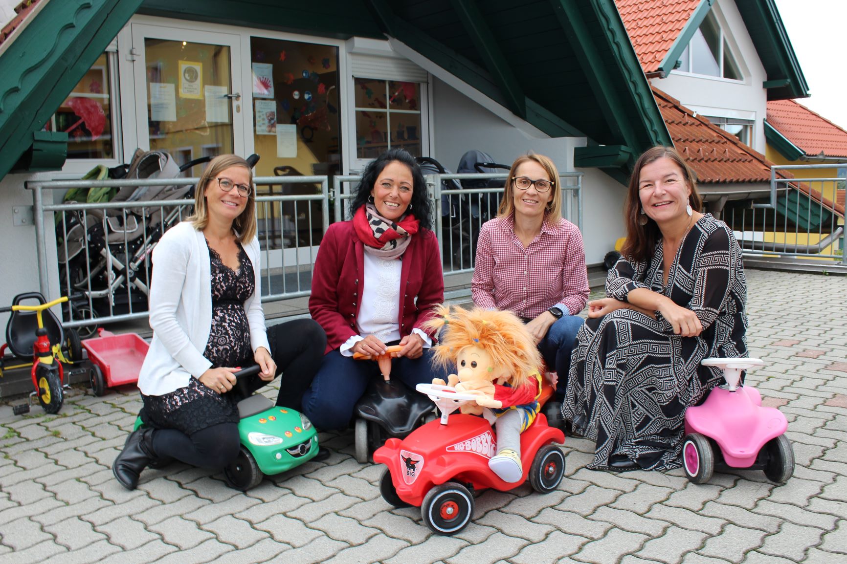 Nina Weiss-Moser, „Frechdax-Leiterin“ Sandra Benedikt, Sylvia Eisner und Kindernest-Geschäftsführerin Cornelia Blaas (vorne links) (Foto: Stadtgemeinde Althofen)