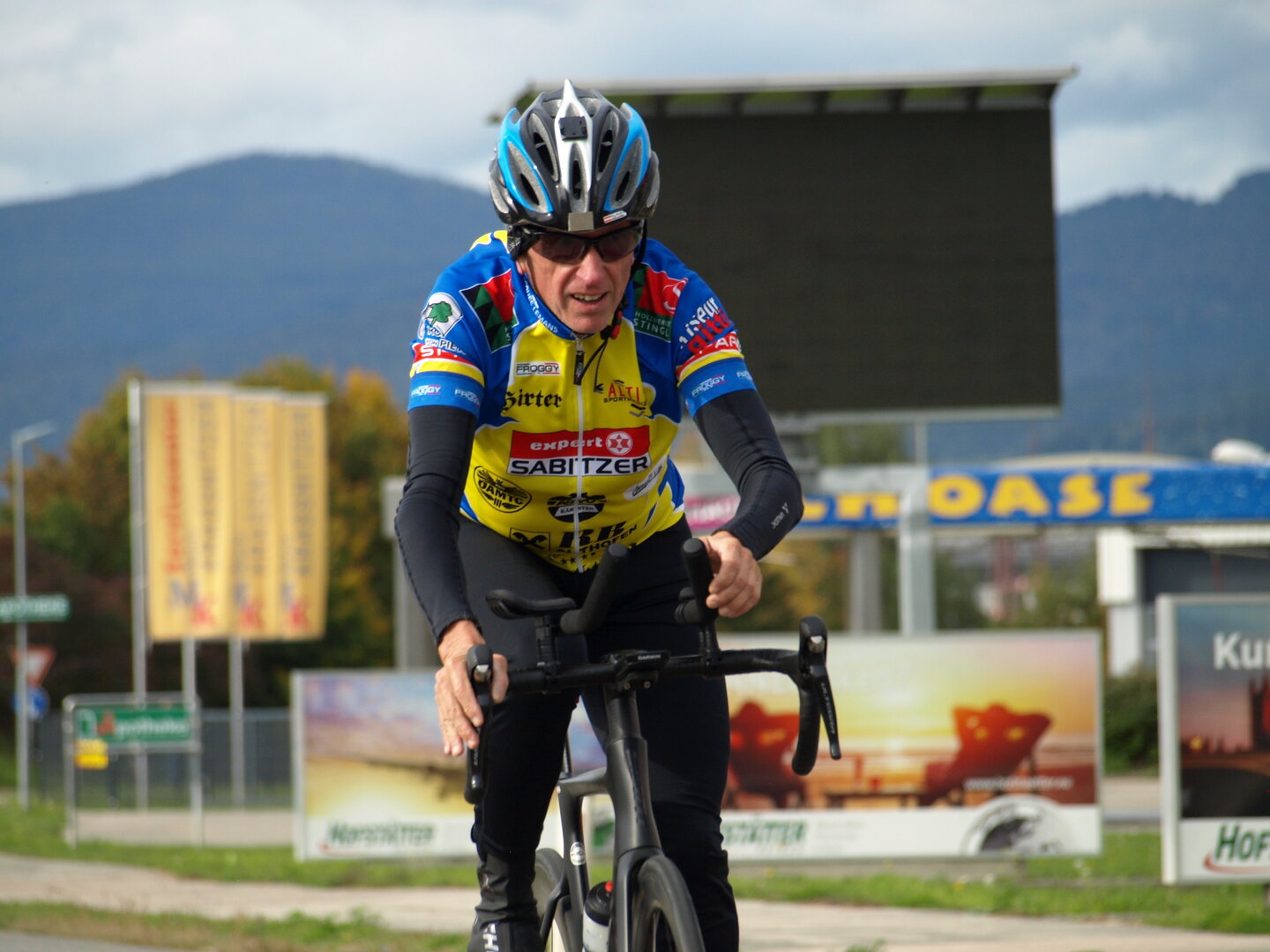 Radsportler Klaus Bäumel absolviert beim „Everesting“ die Höhenmeter des Mount Everest (8.848 Meter) und sammelt dabei Spenden Radsportler Klaus Bäumel absolviert beim „Everesting“ die Höhenmeter des Mount Everest (8.848 Meter) und sammelt dabei Spenden