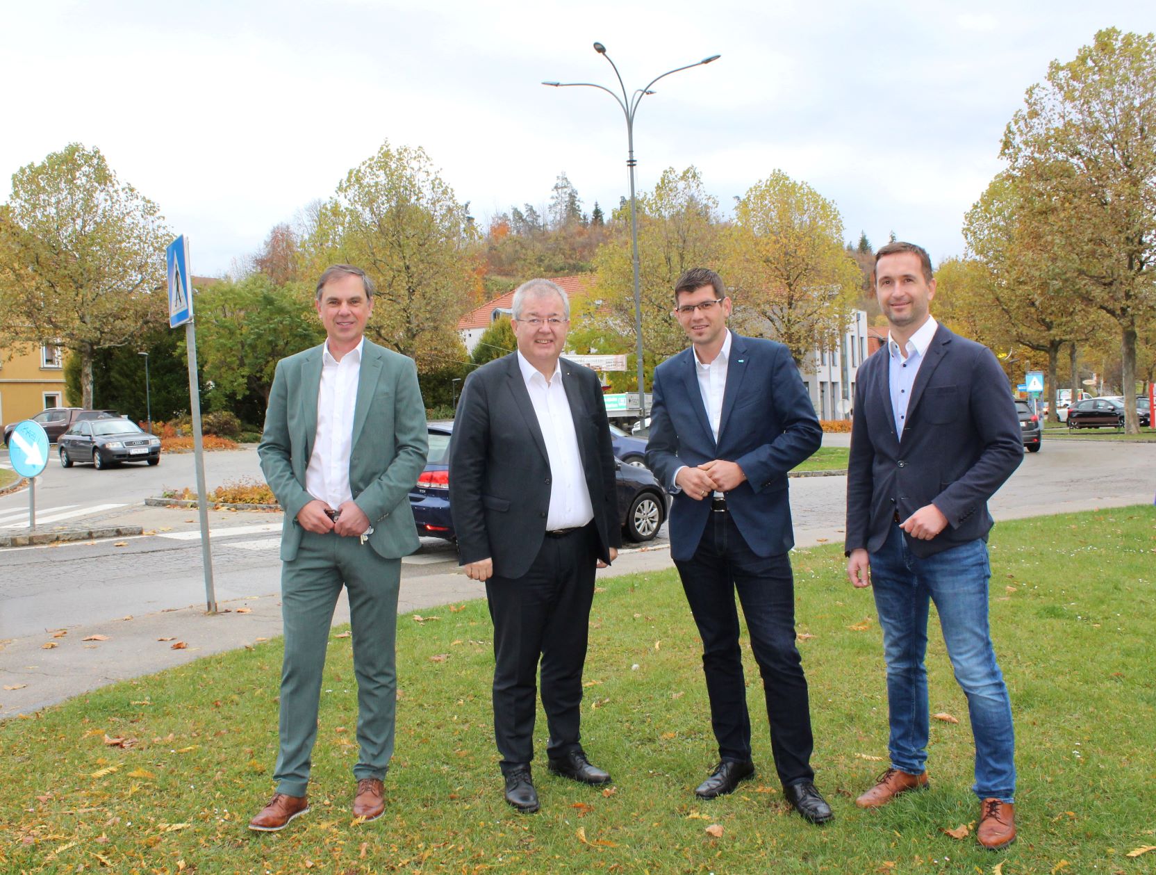 Amtsleiter Hubert Madrian, Bürgermeister Walter Zemrosser mit LR Straßenbaureferent Martin Gruber und Vize-Bürgermeister Michael Baumgartner (von links) bei der Besichtigung des Kreisverkehrs (Foto: Stadtgemeinde Althofen)