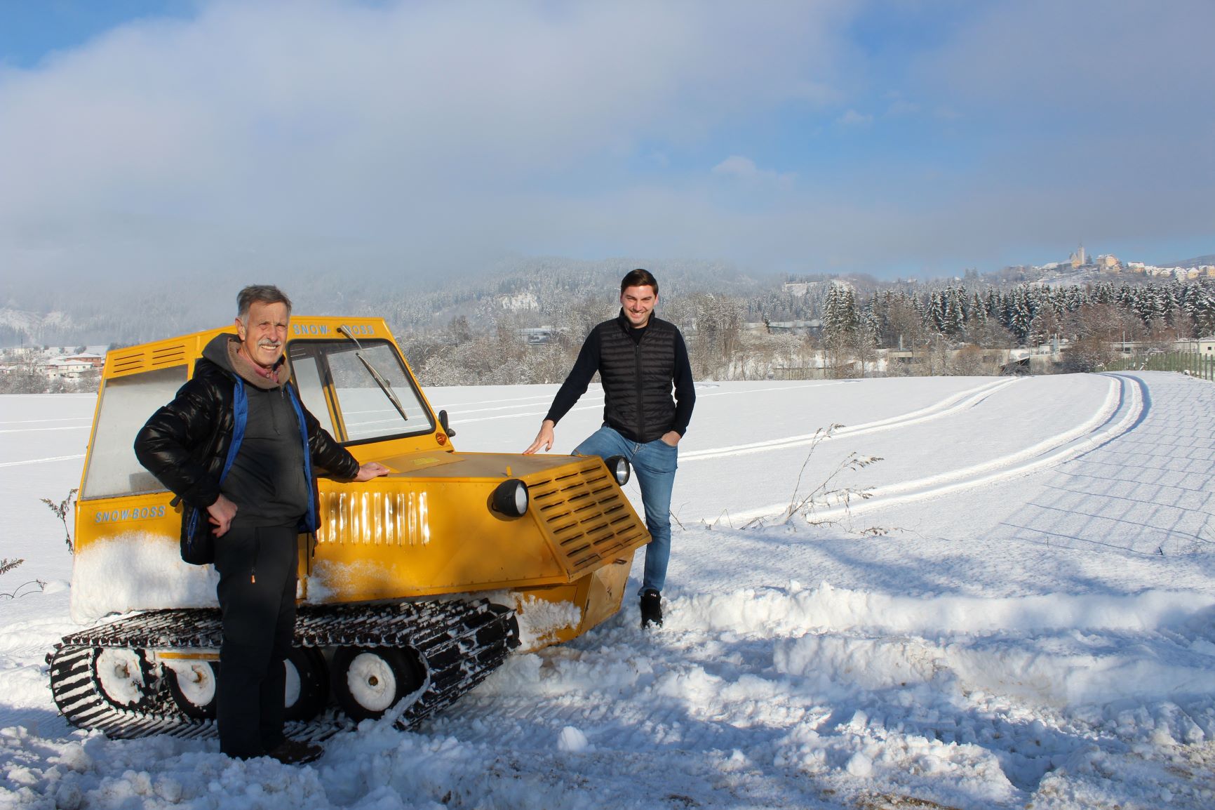 Hubert Göderle und Philipp Strutz mit dem kleinen Pistengerät (Foto: Stadtgemeinde Althofen)