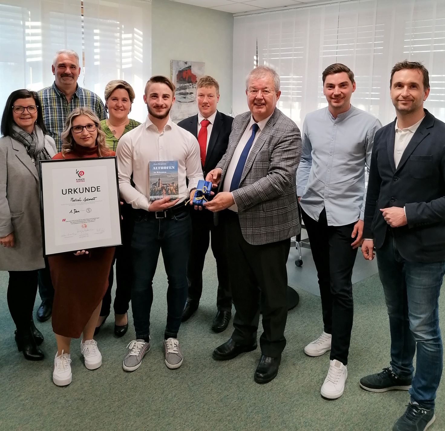 Bürgermeister Walter Zemrosser gratulierte Marcel Jamar zu seiner außergewöhnlichen sportlichen Leistung (Foto: Stadtgemeinde Althofen)