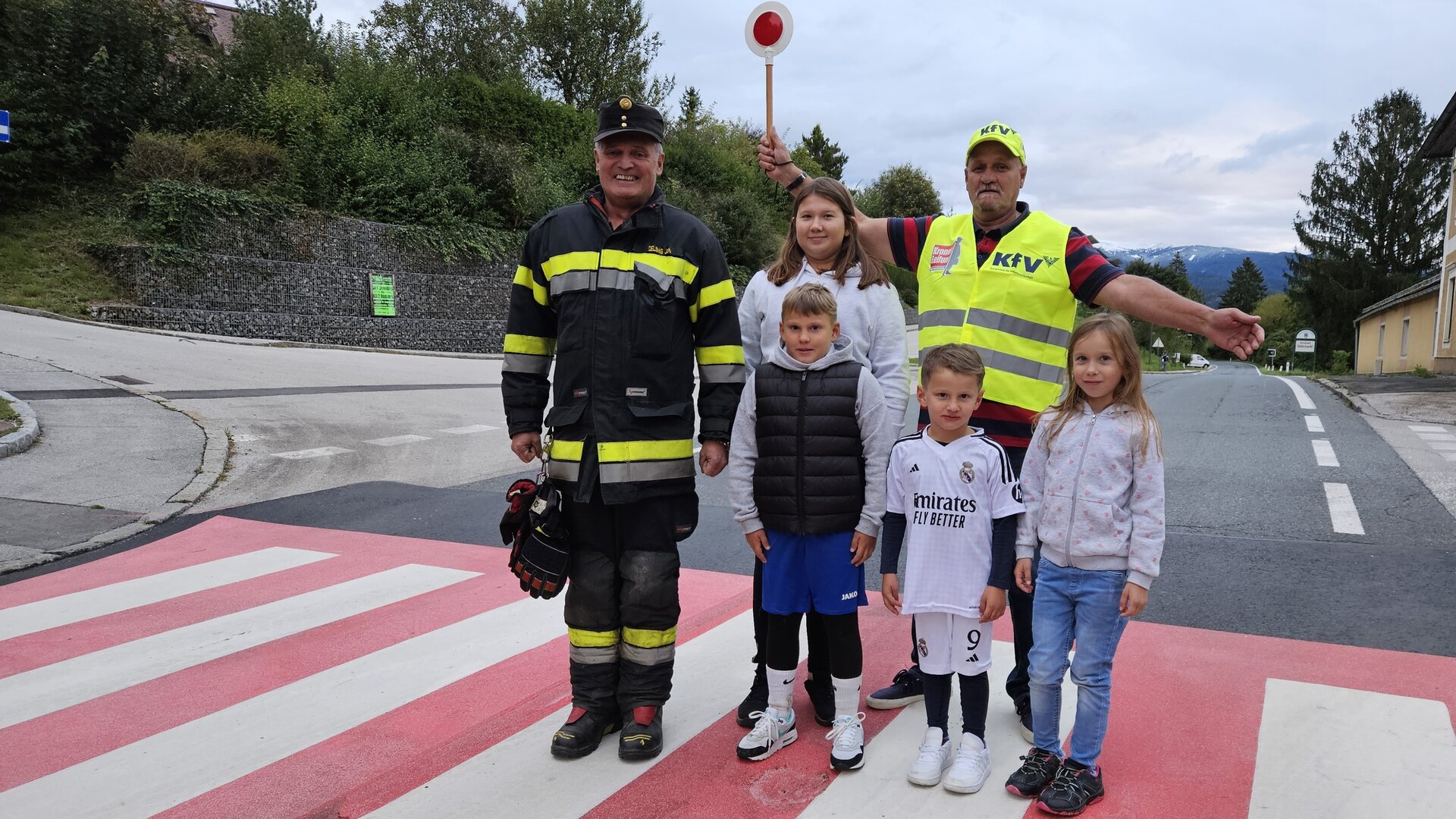 FF-Kommandant Johann Delsnig gratuliert Simon Nott zu seiner verantwortungsvollen Tätigkeit (Foto: FF Althofen)