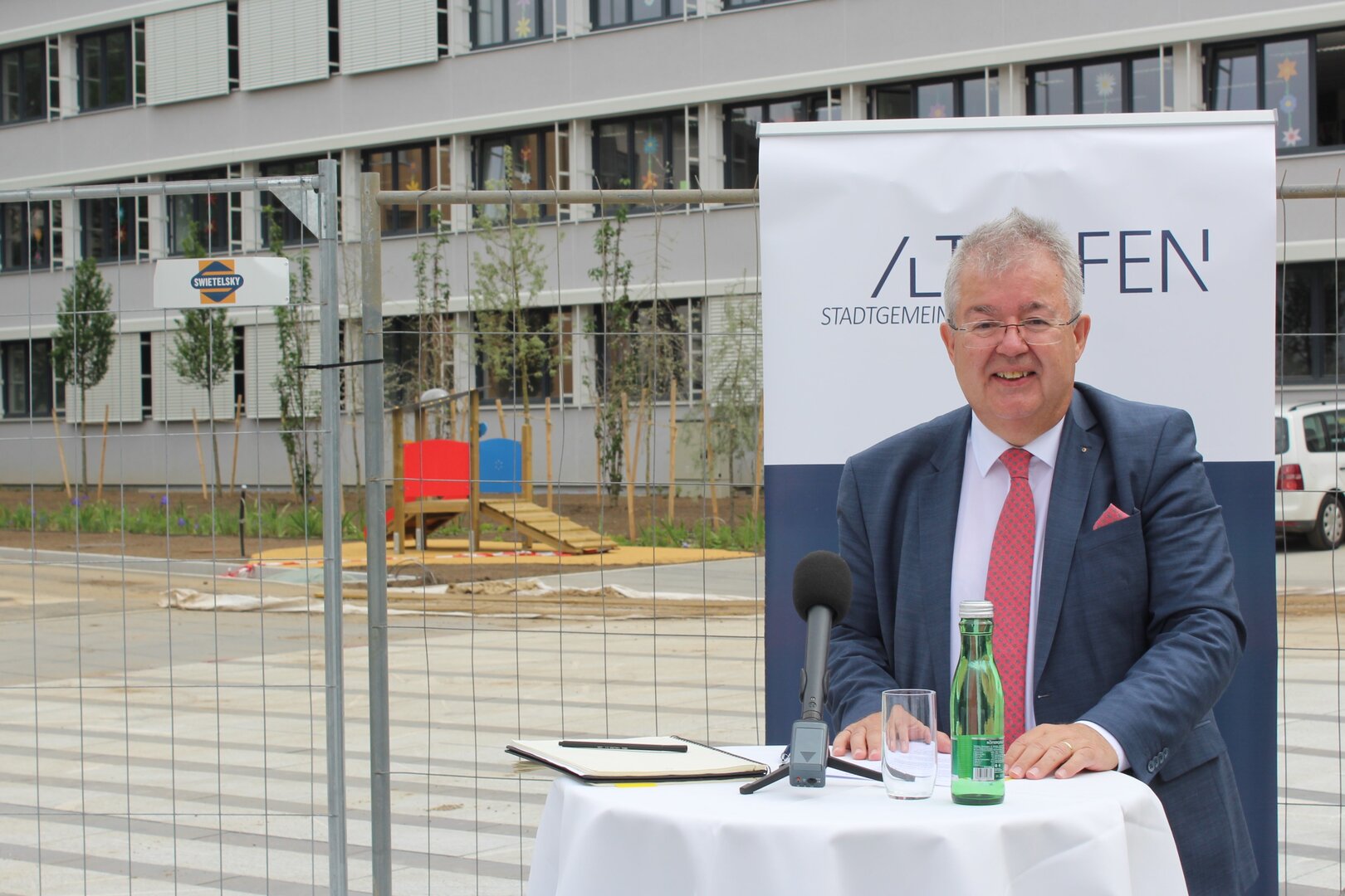 Bürgermeister Walter Zemrosser erklärt im Rahmen der Pressekonferenz das umfangreiche Festprogramm Bürgermeister Walter Zemrosser erklärt im Rahmen der Pressekonferenz das umfangreiche Festprogramm