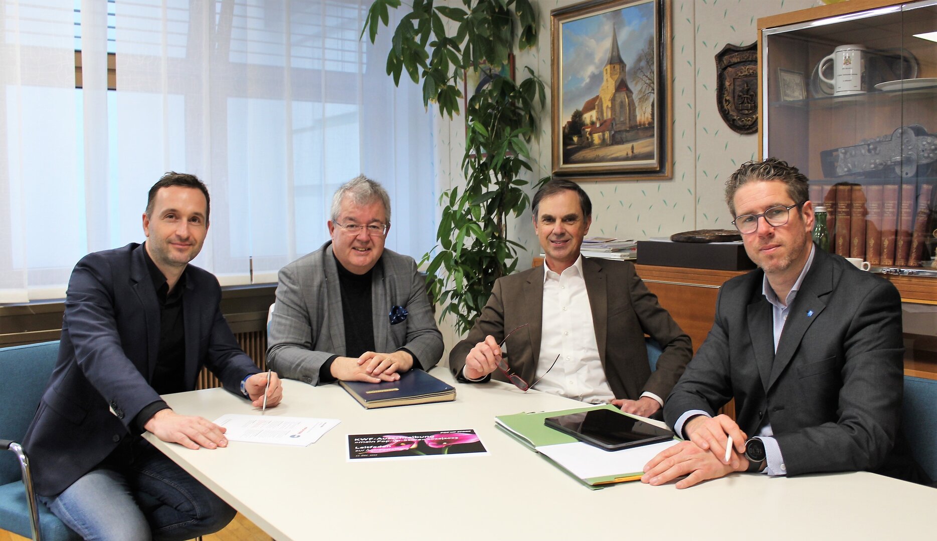 Vizebürgermeister Michael Baumgartner, Bürgermeister Walter Zemrosser, Stadtamtsleiter Hubert Madrian und der für den Pop-up-Store Althofen zuständige Berater Ed Wohlfahrt (von links) laden zum Wettbewerb (Foto: Stadtgemeinde Althofen) Vizebürgermeister Michael Baumgartner, Bürgermeister Walter Zemrosser, Stadtamtsleiter Hubert Madrian und der für den Pop-up-Store Althofen zuständige Berater Ed Wohlfahrt (von links) laden zum Wettbewerb (Foto: Stadtgemeinde Althofen)