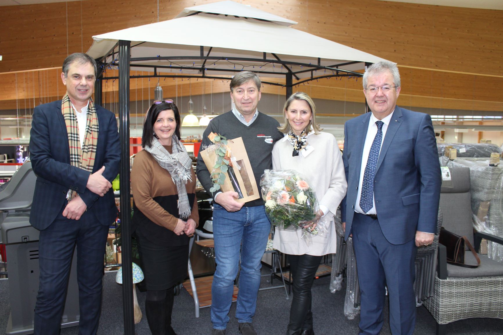 Amtsleiter Hubert Madrian, Vize-Bürgermeisterin Doris Hofstätter, Bernd und Astrid Sabitzer und Bürgermeister Walter Zemrosser (von links) (Foto: Stadtgemeinde Althofen)