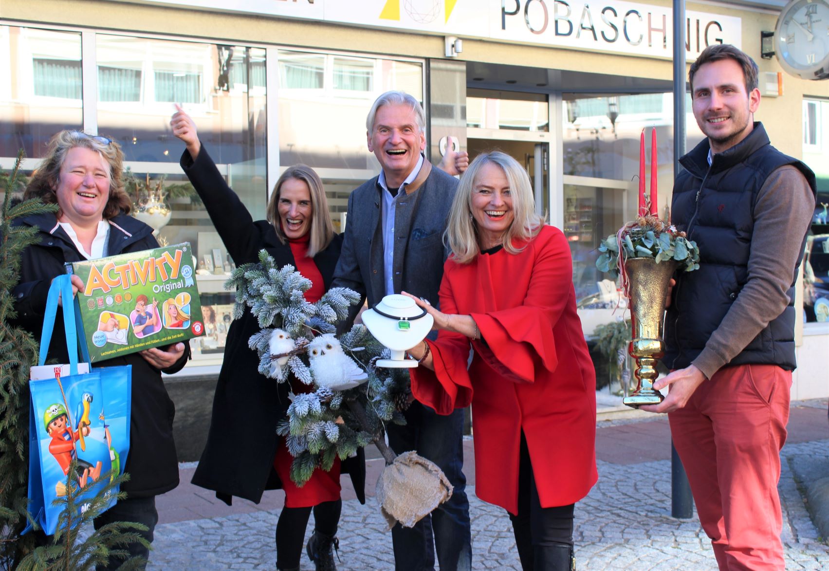 Über Gutscheine für die Gestaltung der nächsten Schaufenster freuen sich Ulrike Regenfelder, Familie Gerhild, Gerhard und Edith Pobaschnig sowie Markus Longitsch (Foto: Stadtgemeinde Althofen)