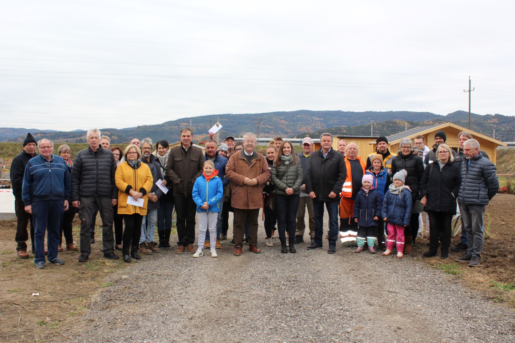 Übergabe der Schrebergärten: Althofens Amtsleiter Hubert Madrian, Bürgermeister Walter Zemrosser, Kappels Bürgermeisterin Andrea Feichtinger sowie Schrebergarten-Initiator Stadtrat Klaus Trampitsch (vorne links)