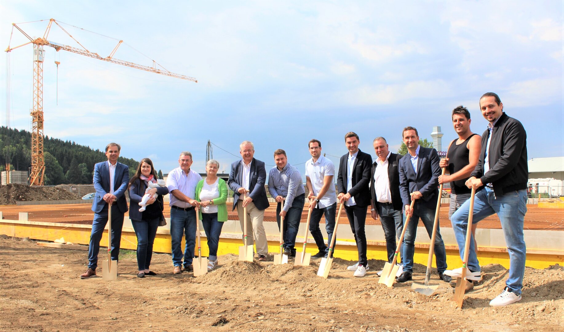 Stadtamtsleiter Hubert Madrian, Jasmin mit Valentina, Peter und Christine Ploder, Bgm. Walter Zemrosser, Johannes und Ferdinand Ploder, Stadtrat Philipp Strutz, Ersatz-GR Arno Tamegger, Vize-Bgm. Michael Baumgartner, GR Marco Aßlaber, Walter Sabitzer Stadtamtsleiter Hubert Madrian, Jasmin mit Valentina, Peter und Christine Ploder, Bgm. Walter Zemrosser, Johannes und Ferdinand Ploder, Stadtrat Philipp Strutz, Ersatz-GR Arno Tamegger, Vize-Bgm. Michael Baumgartner, GR Marco Aßlaber, Walter Sabitzer