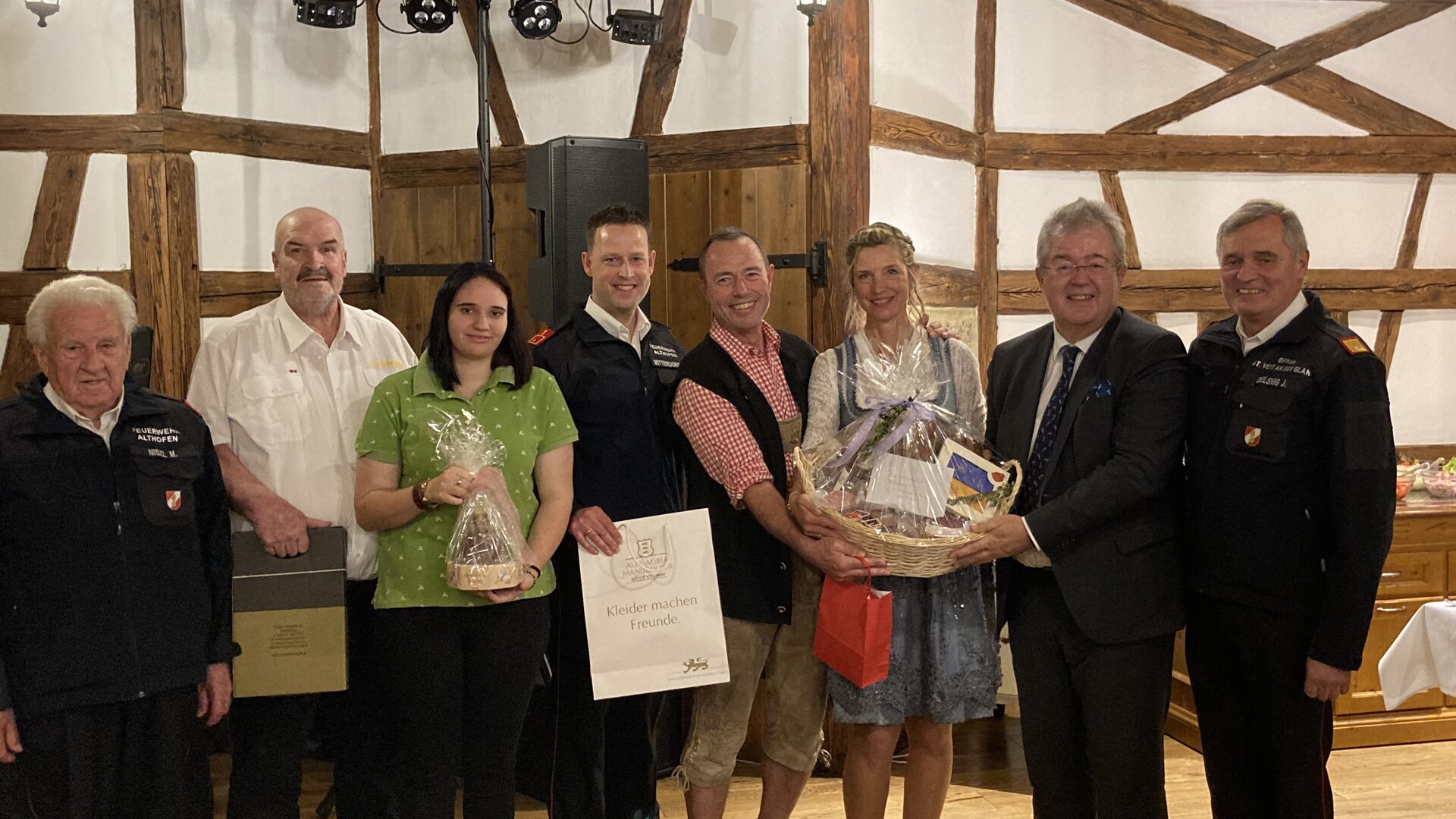 Feuerwehr-Doyen Michael Nießl, Josef Tschapik, Kerstin Delsnig, Kameradschaftsvertreter Wilhelm Mitterdorfer, Wolfgang und Claudia Meyle, Bürgermeister Walter Zemrosser und Kommandant Hans Delsnig (von links) Feuerwehr-Doyen Michael Nießl, Josef Tschapik, Kerstin Delsnig, Kameradschaftsvertreter Wilhelm Mitterdorfer, Wolfgang und Claudia Meyle, Bürgermeister Walter Zemrosser und Kommandant Hans Delsnig (von links)