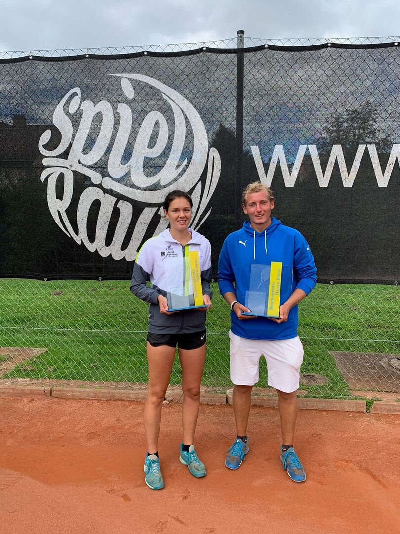 Dreifach-Sieger: Thomas Valent (Herren Einzel, Herren Doppel, Mixed Doppel) sowie Anna Buchacher (Damen Einzel, Damen Doppel, Mixed Doppel) (Foto: Privat)