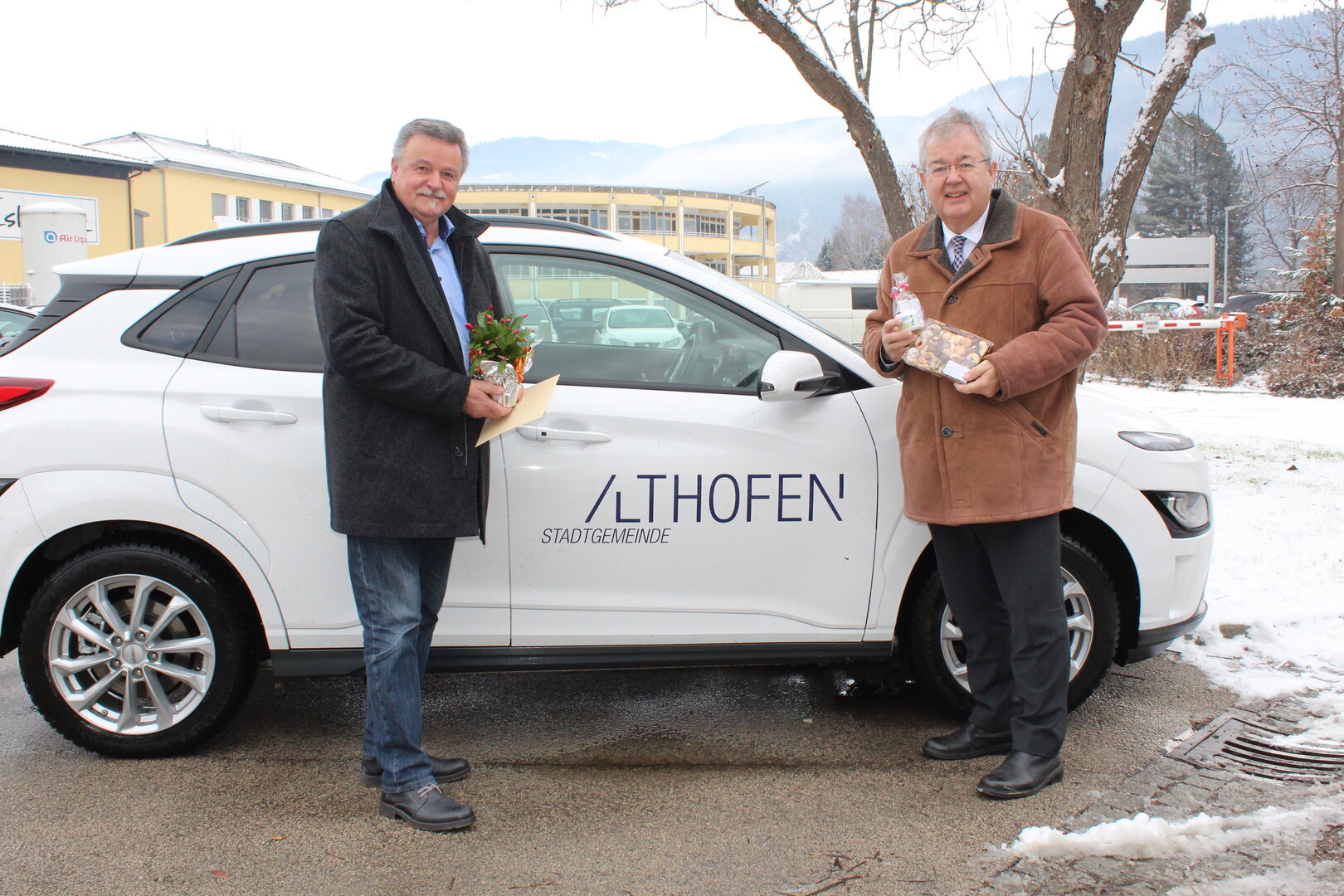 Bürgermeister Walter Zemrosser und Stadtrat Klaus Trampitsch stellten sich mit Präsenten bei den ehemaligen Bürgerinnen und Bürger ein (Foto: Stadtgemeinde Althofen) Bürgermeister Walter Zemrosser und Stadtrat Klaus Trampitsch stellten sich mit Präsenten bei den ehemaligen Bürgerinnen und Bürger ein (Foto: Stadtgemeinde Althofen)