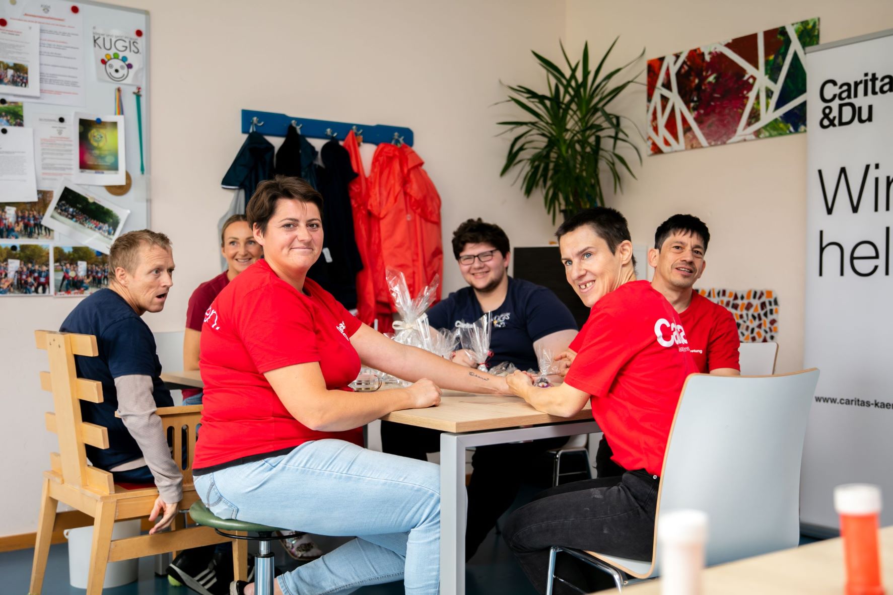 Die Klientinnen und Klienten fertigen aktuell wunderbaren Weihnachtsschmuck (Foto: Companylifting) Die Klientinnen und Klienten fertigen aktuell wunderbaren Weihnachtsschmuck (Foto: Companylifting)