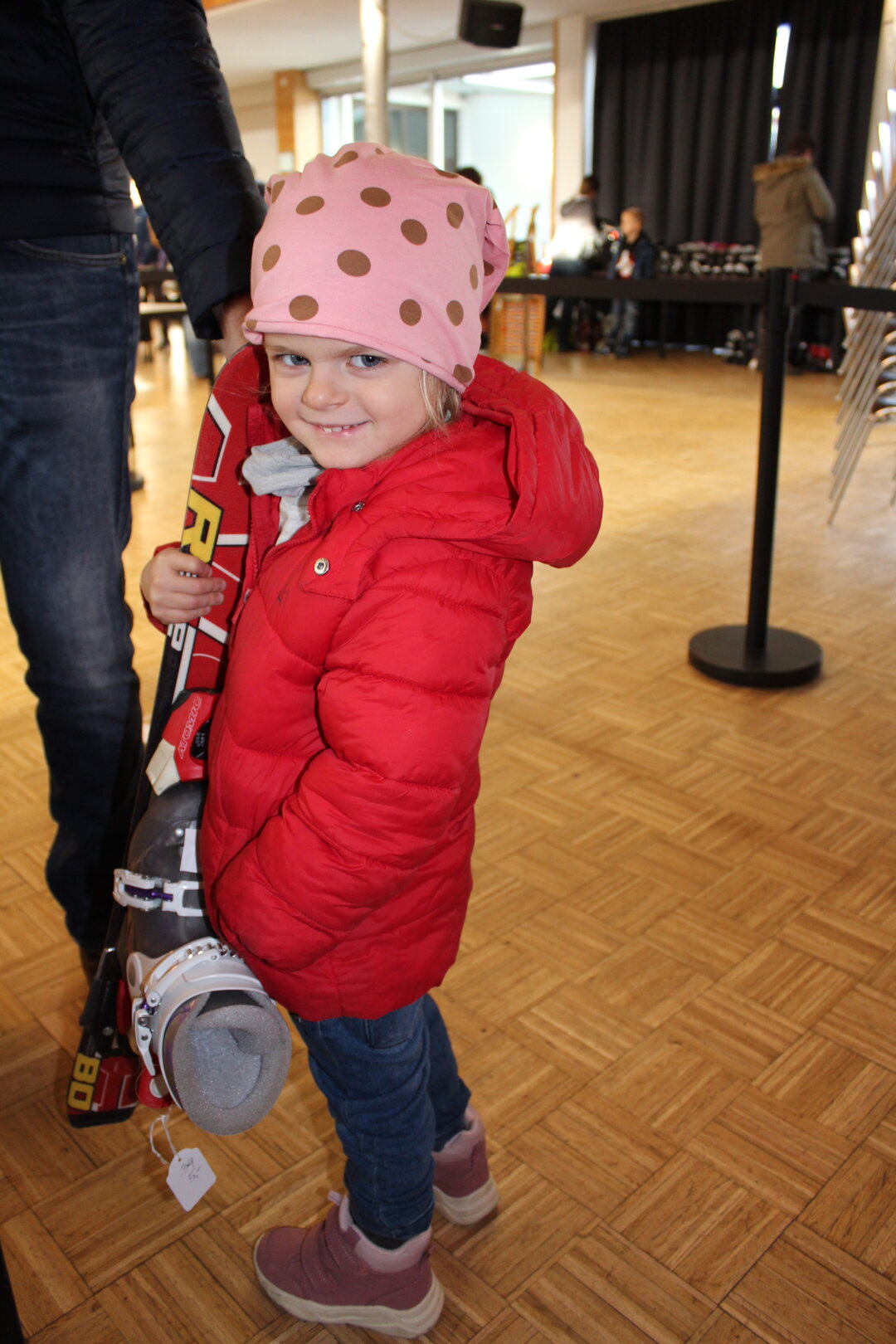 Neue Ski für Valentina (Foto: Stadtgemeinde Althofen)