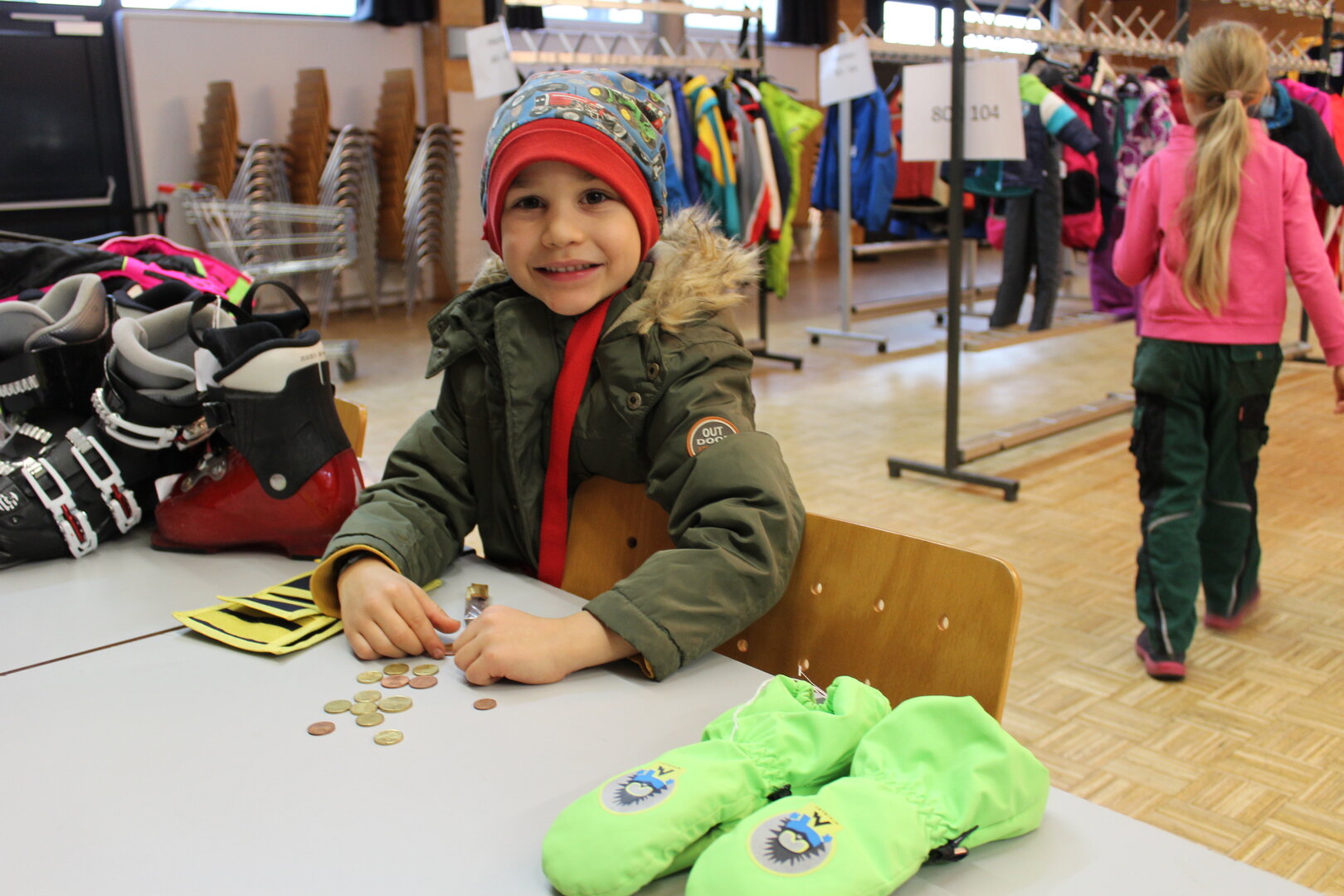 Moritz sieht nach, ob er genügend Geld für die grünen Handschuhe in seiner Brieftasche hat (Foto: Stadtgemeinde Althofen)