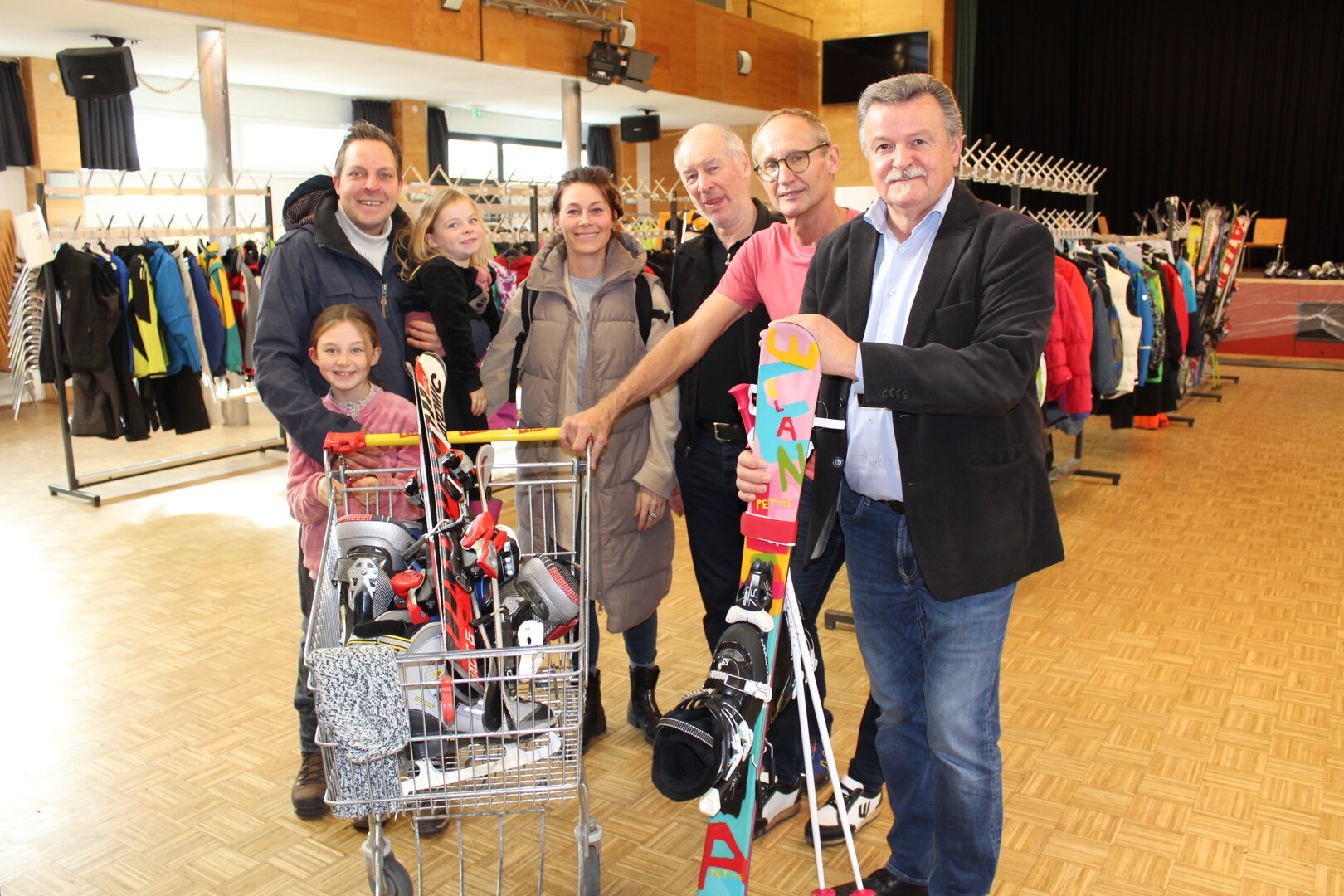Jeff und Janneke mit ihren Kindern Carice und Adeline reisten aus Spittal an und ließen sich von Horst Kurmann, Wolfgang Forobosko und Organisator Klaus Trampitsch beraten (von links) (Foto: Stadtgemeinde Althofen) Jeff und Janneke mit ihren Kindern Carice und Adeline reisten aus Spittal an und ließen sich von Horst Kurmann, Wolfgang Forobosko und Organisator Klaus Trampitsch beraten (von links) (Foto: Stadtgemeinde Althofen)